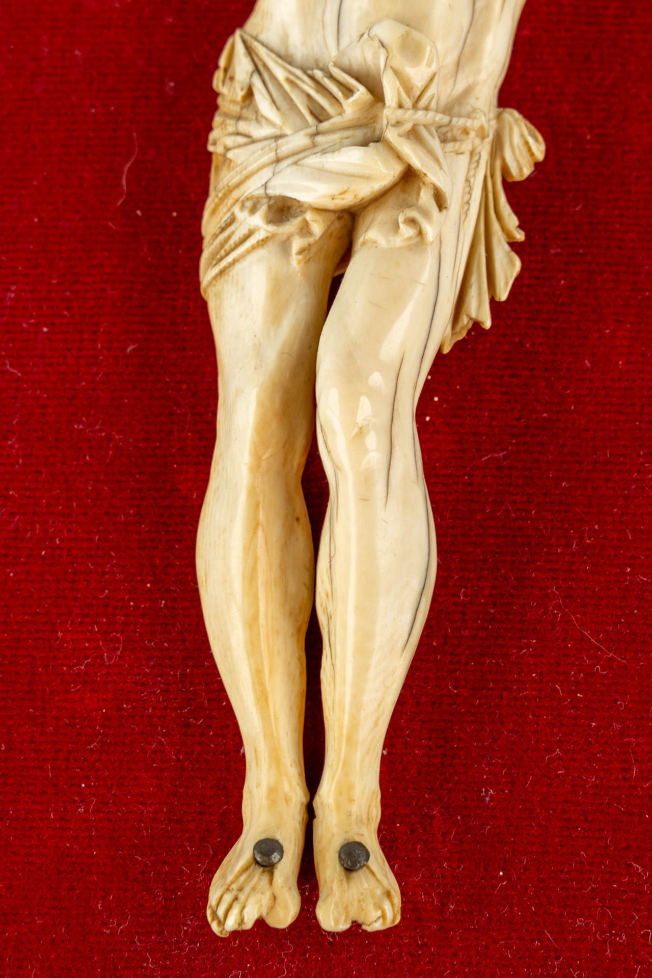 An antique 'Corpus Christi', ivory, mounted in a gilt wood frame, 19th C. (L:2 x W:8,5 x H:19 cm) - Image 8 of 10