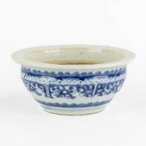 An antique Chinese insence burner, blue-white decor. (H:8 x D:19 cm)
