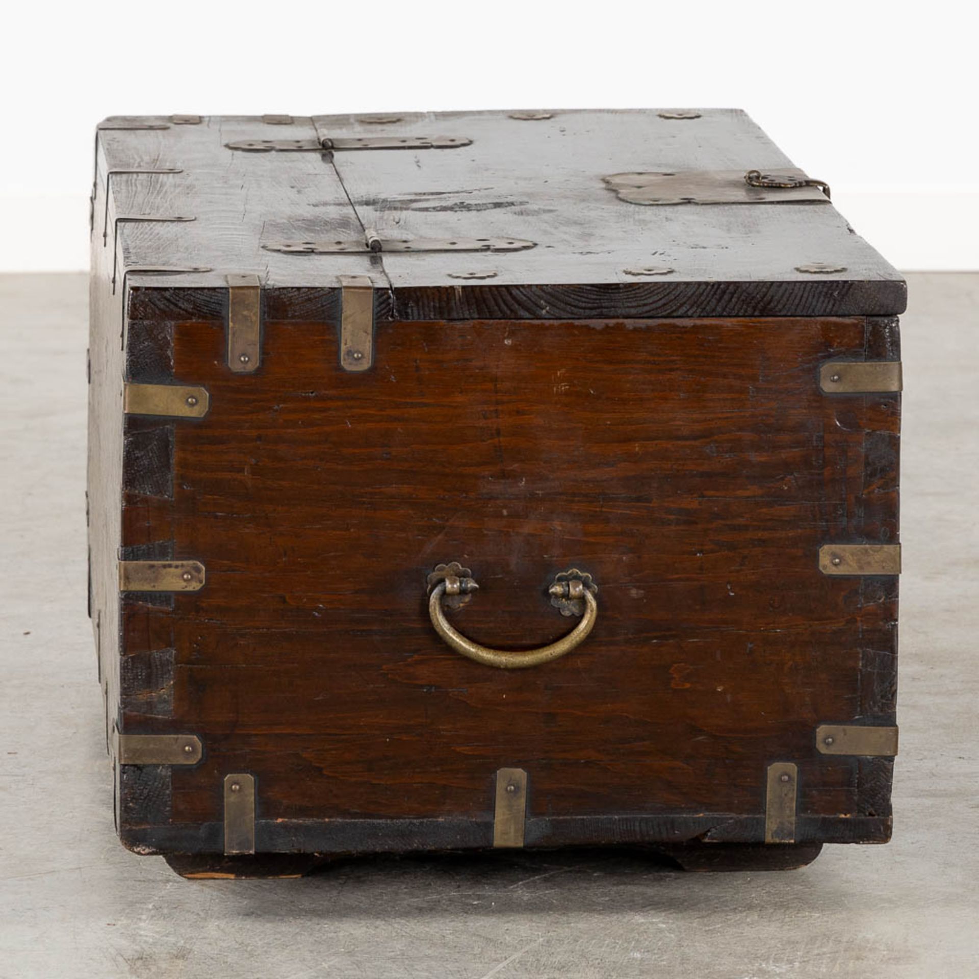An antique Oriental chest with brass hardware. (L:43 x W:76 x H:40 cm) - Image 7 of 13
