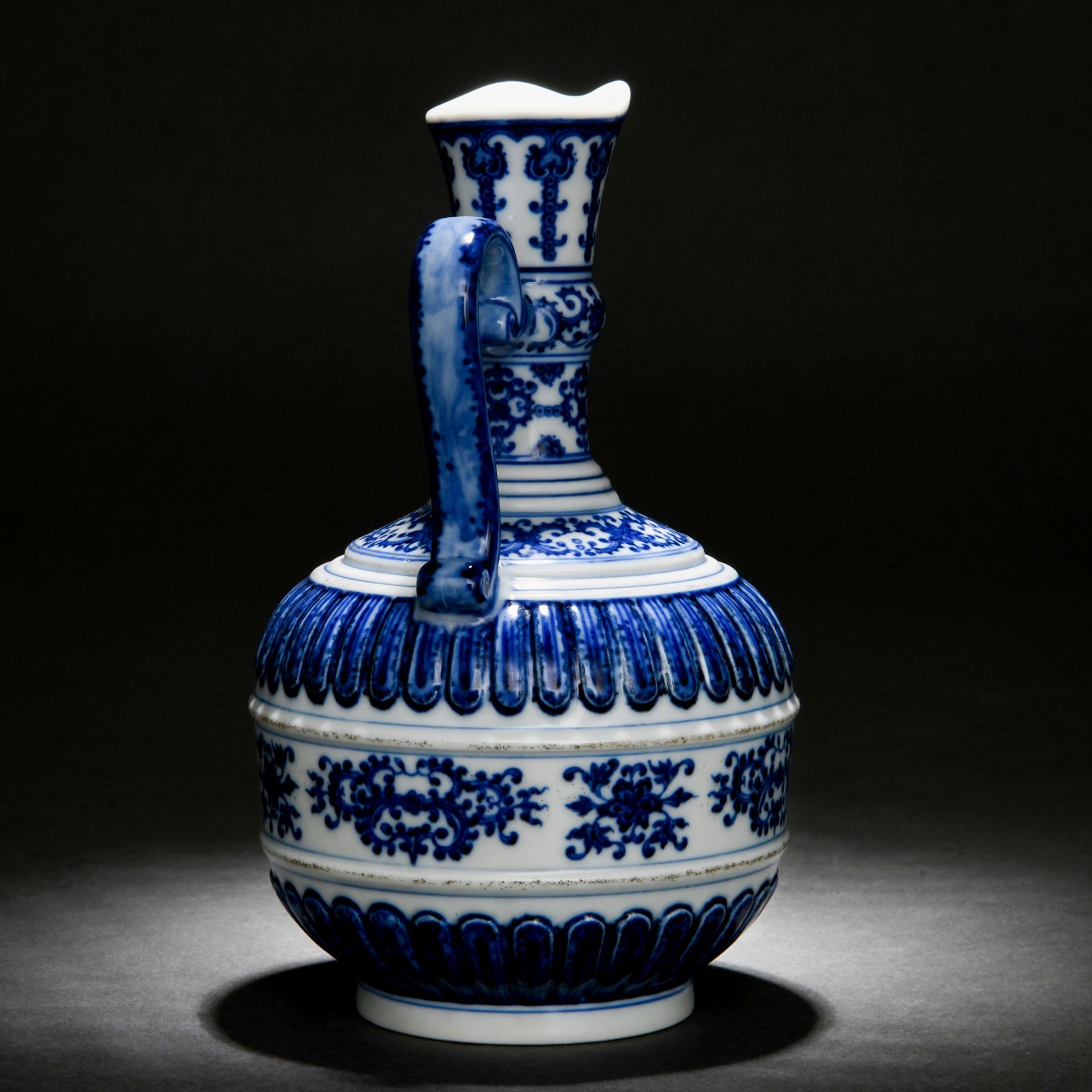 A Chinese Blue and White Ewer - Image 6 of 8