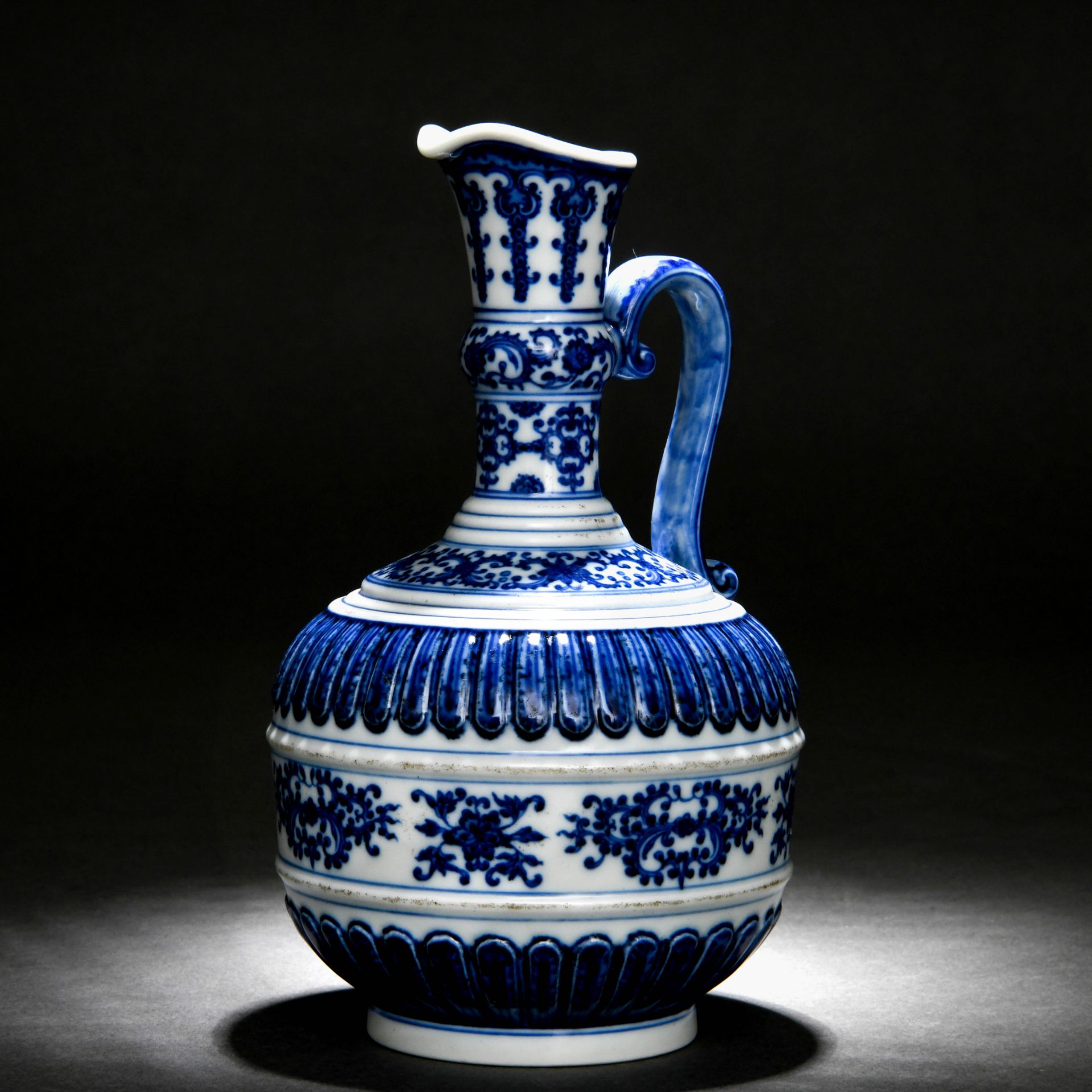 A Chinese Blue and White Ewer - Image 2 of 8