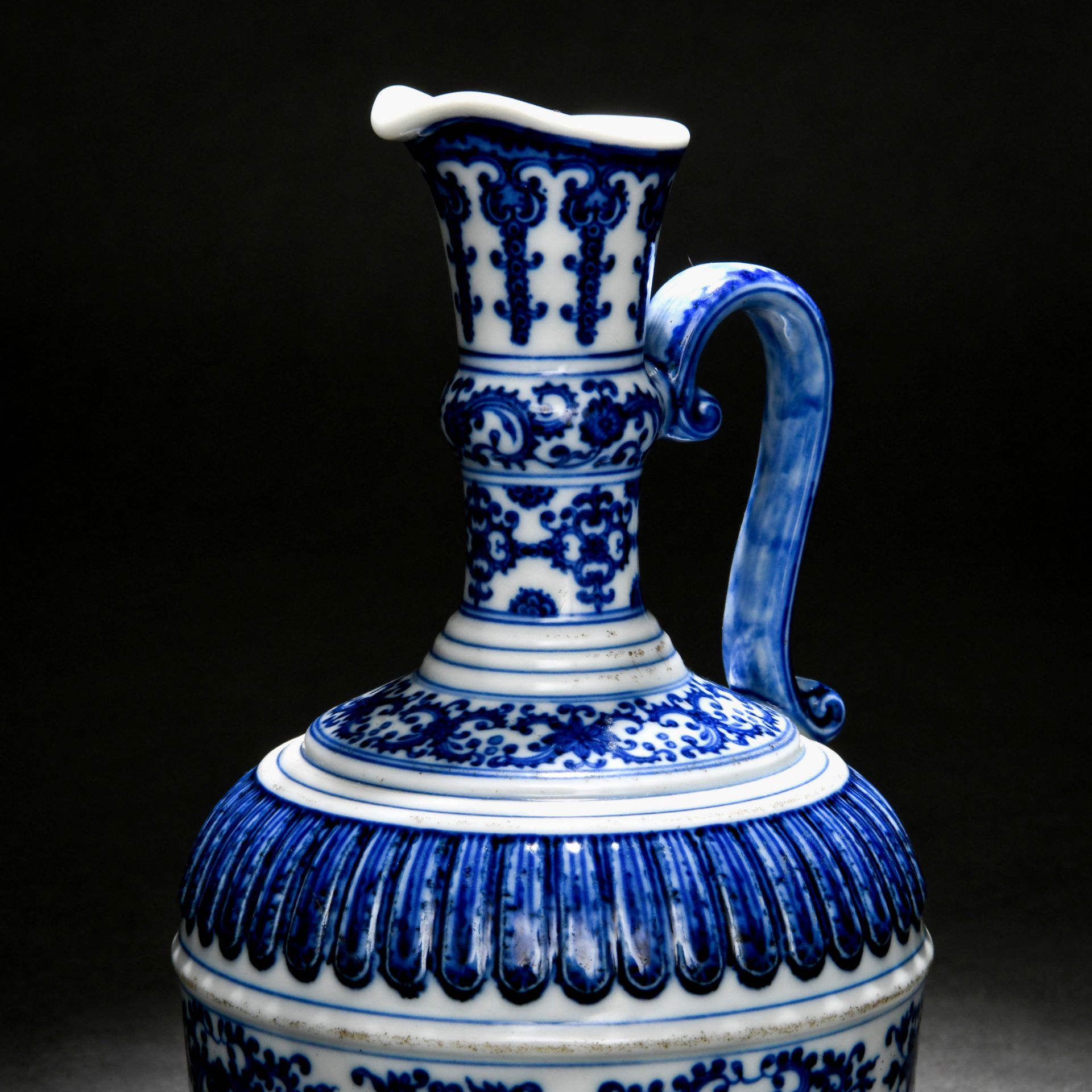 A Chinese Blue and White Ewer - Image 3 of 8