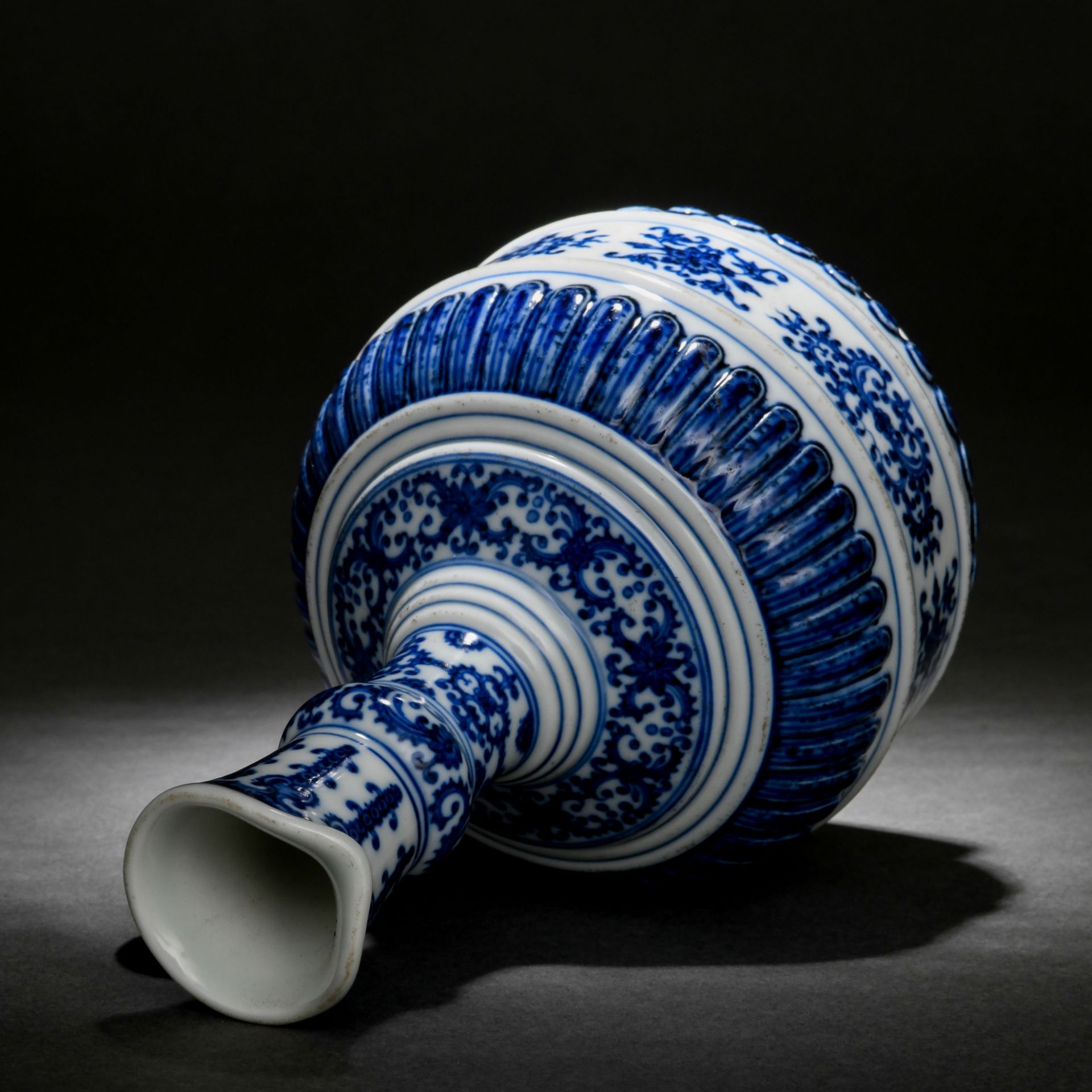 A Chinese Blue and White Ewer - Image 7 of 8