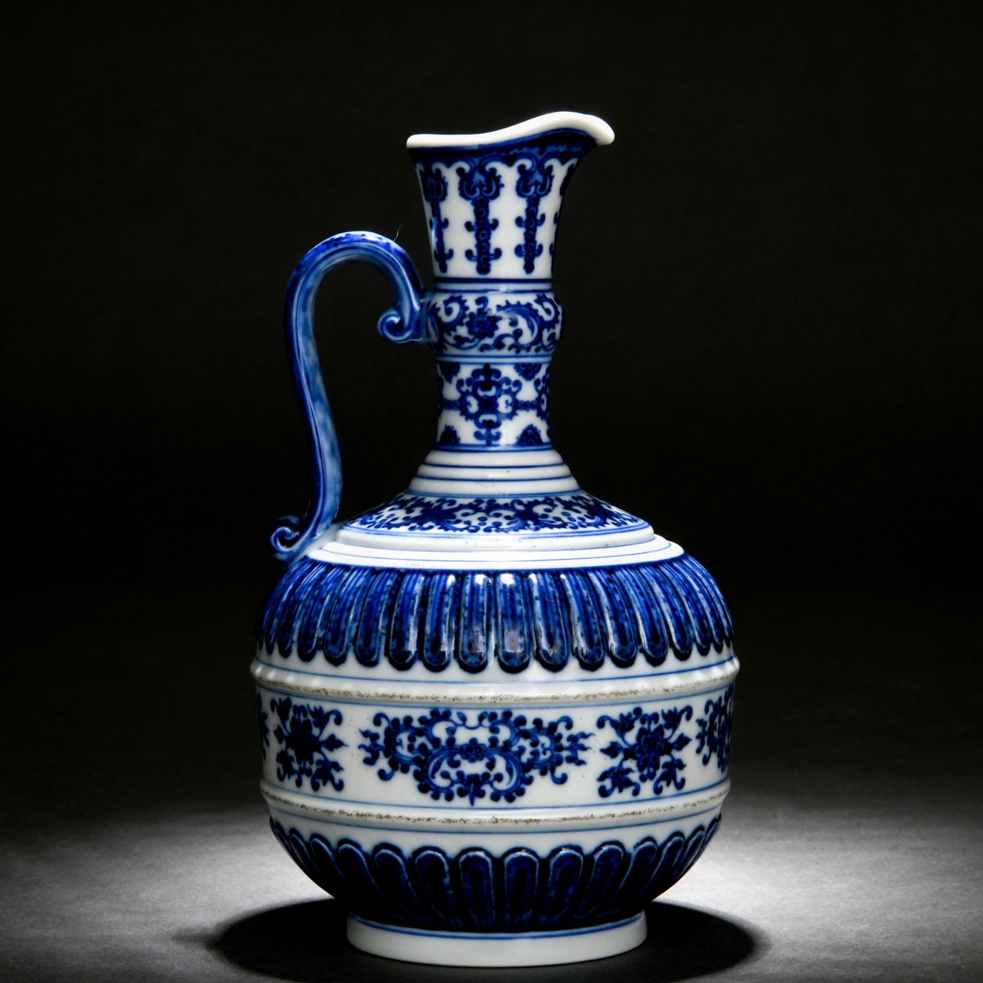 A Chinese Blue and White Ewer - Image 4 of 8