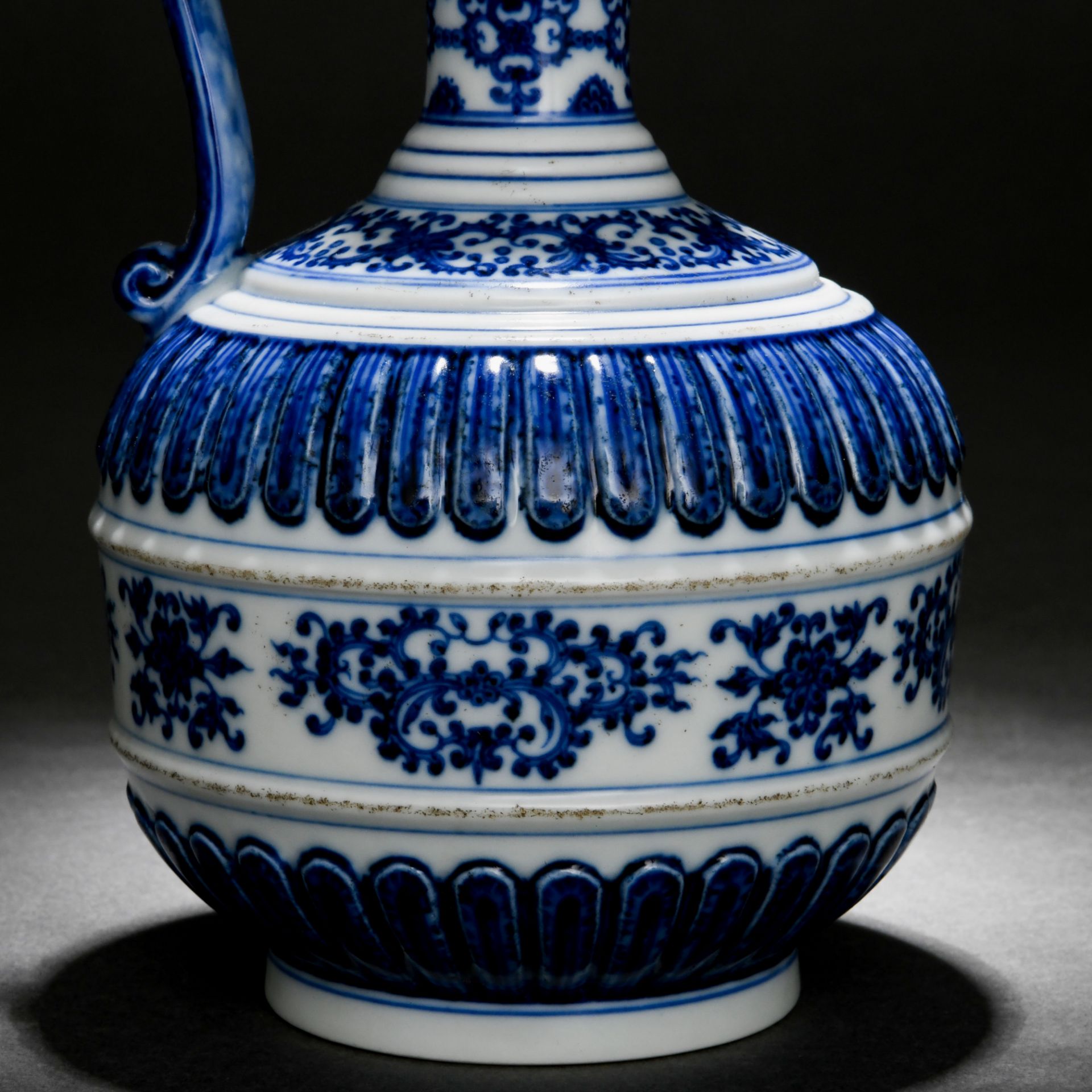 A Chinese Blue and White Ewer - Image 5 of 8