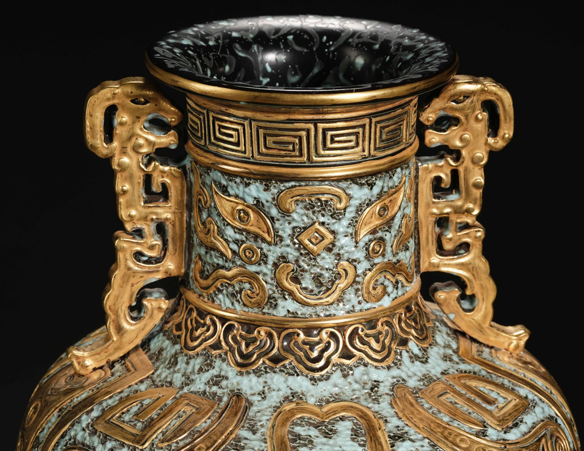 A Chinese Falangcai Glaze Landscape Vase - Bild 4 aus 12