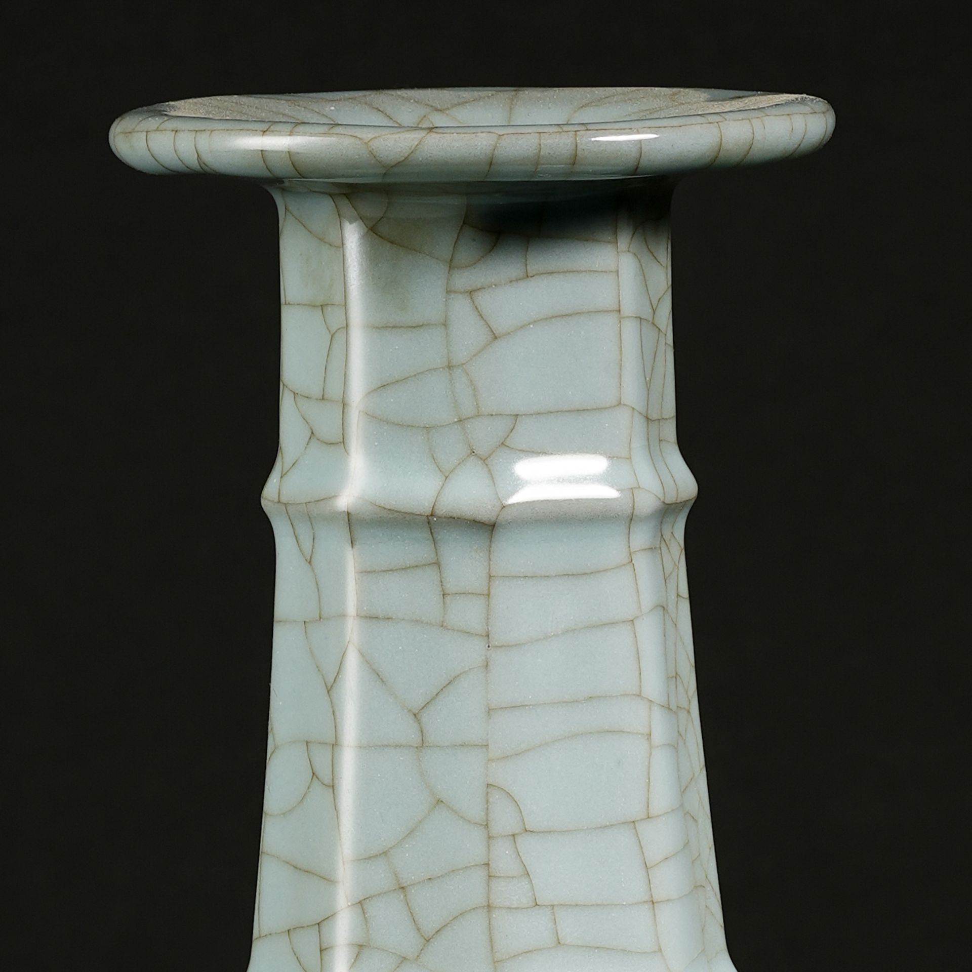 A Chinese Ru-kiln Banded Vase - Bild 2 aus 12
