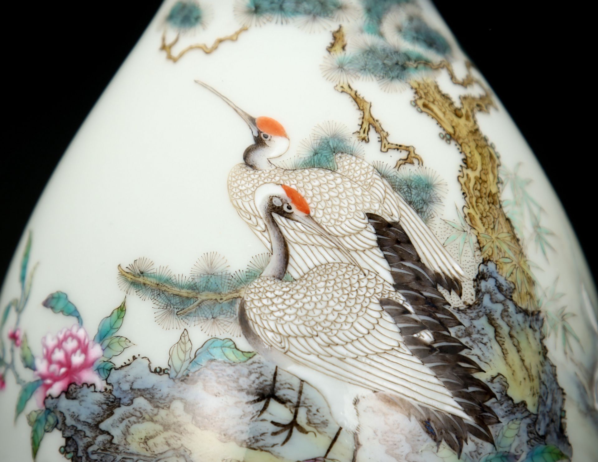 A Chinese Famille Rose Cranes Bottle Vase - Bild 6 aus 9