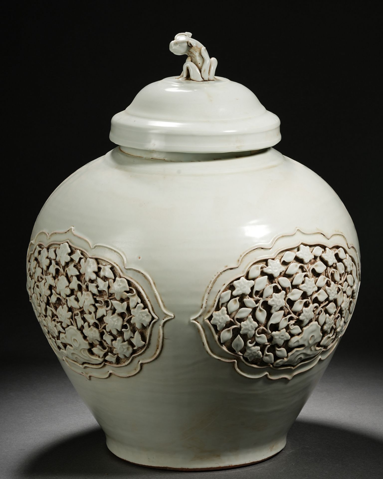 A Chinese Monochrome Glaze Jar with Cover - Bild 6 aus 13