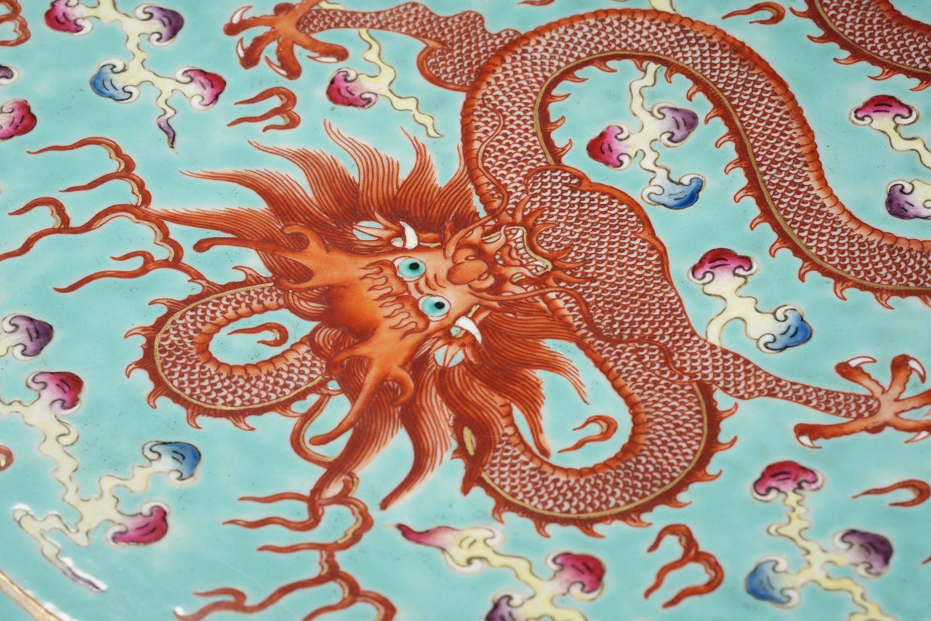 A Chinese Famille Rose Dragon Plate - Bild 8 aus 18