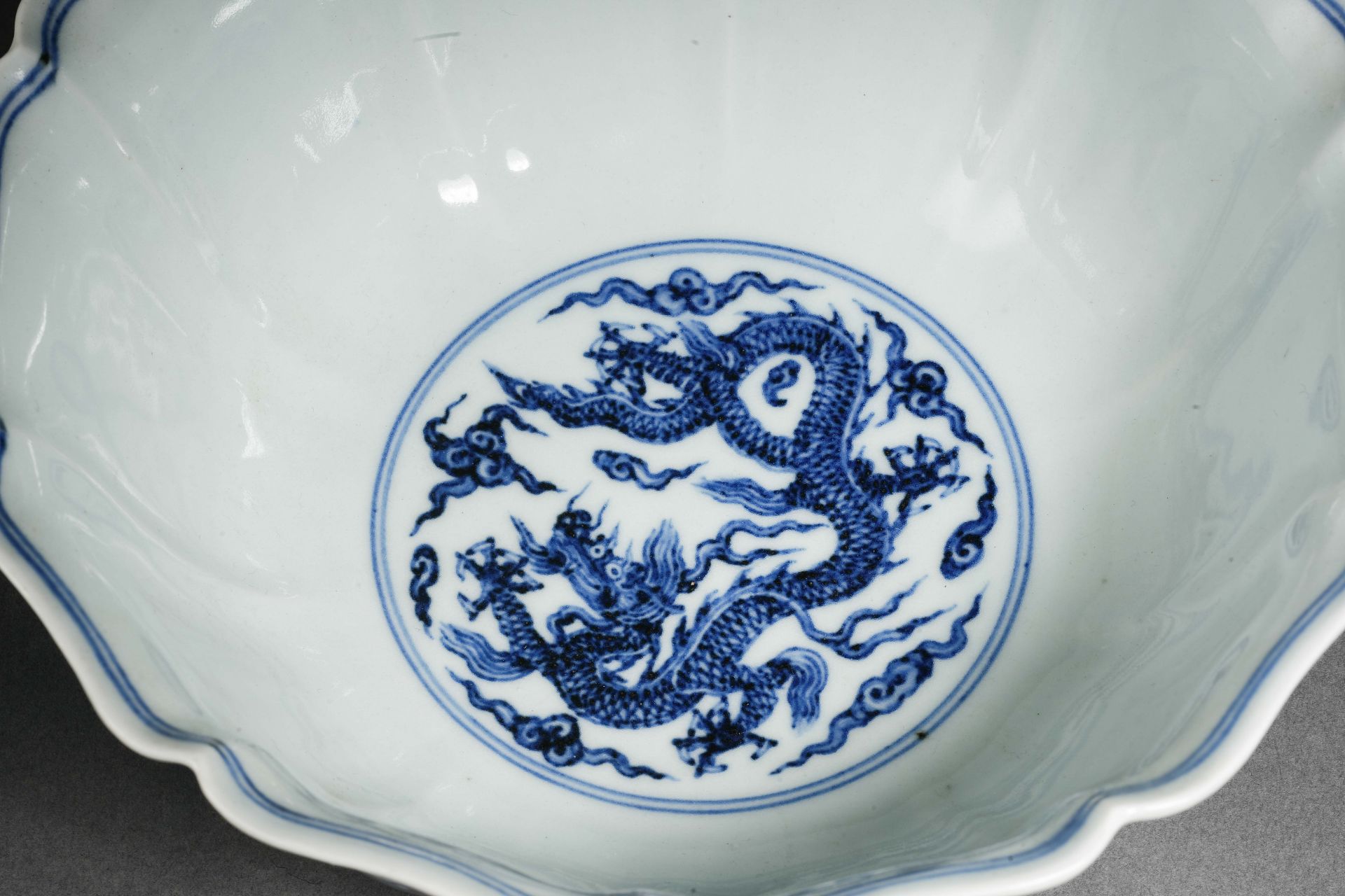 A Chinese Blue and White Dragon Bowl - Bild 5 aus 12