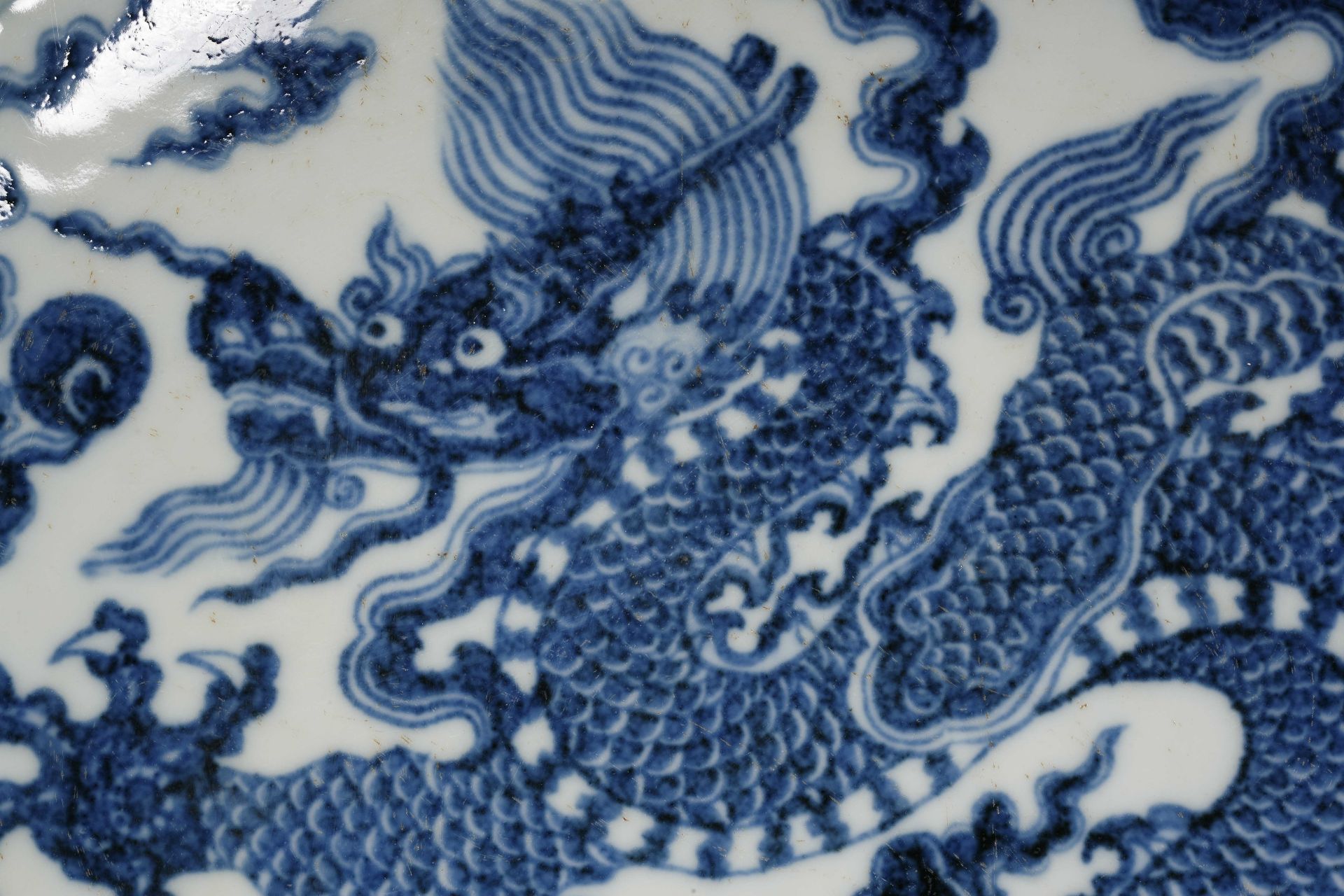 A Chinese Blue and White Dragon Dish - Bild 5 aus 17