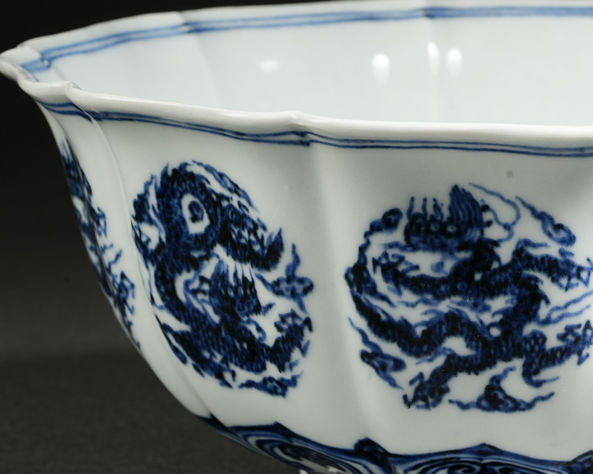 A Chinese Blue and White Dragon Bowl - Bild 3 aus 12