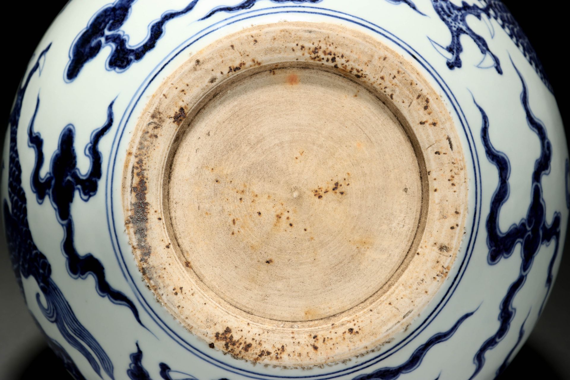 A Blue and White Dragon Globular Vase - Image 9 of 9