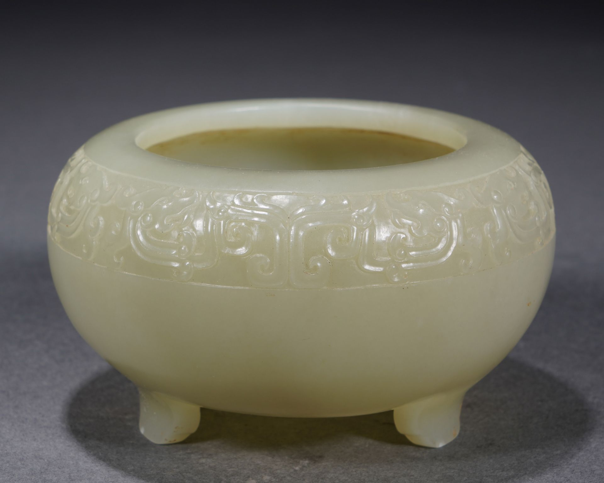 A Carved Jade Buddhist Bowl - Bild 4 aus 10