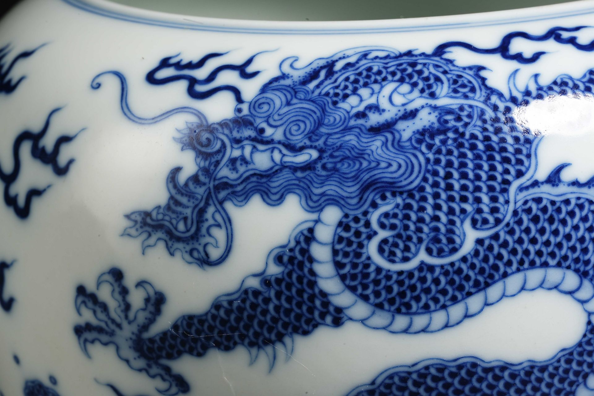 A Chinese Blue and White Dragon Washer - Bild 3 aus 13