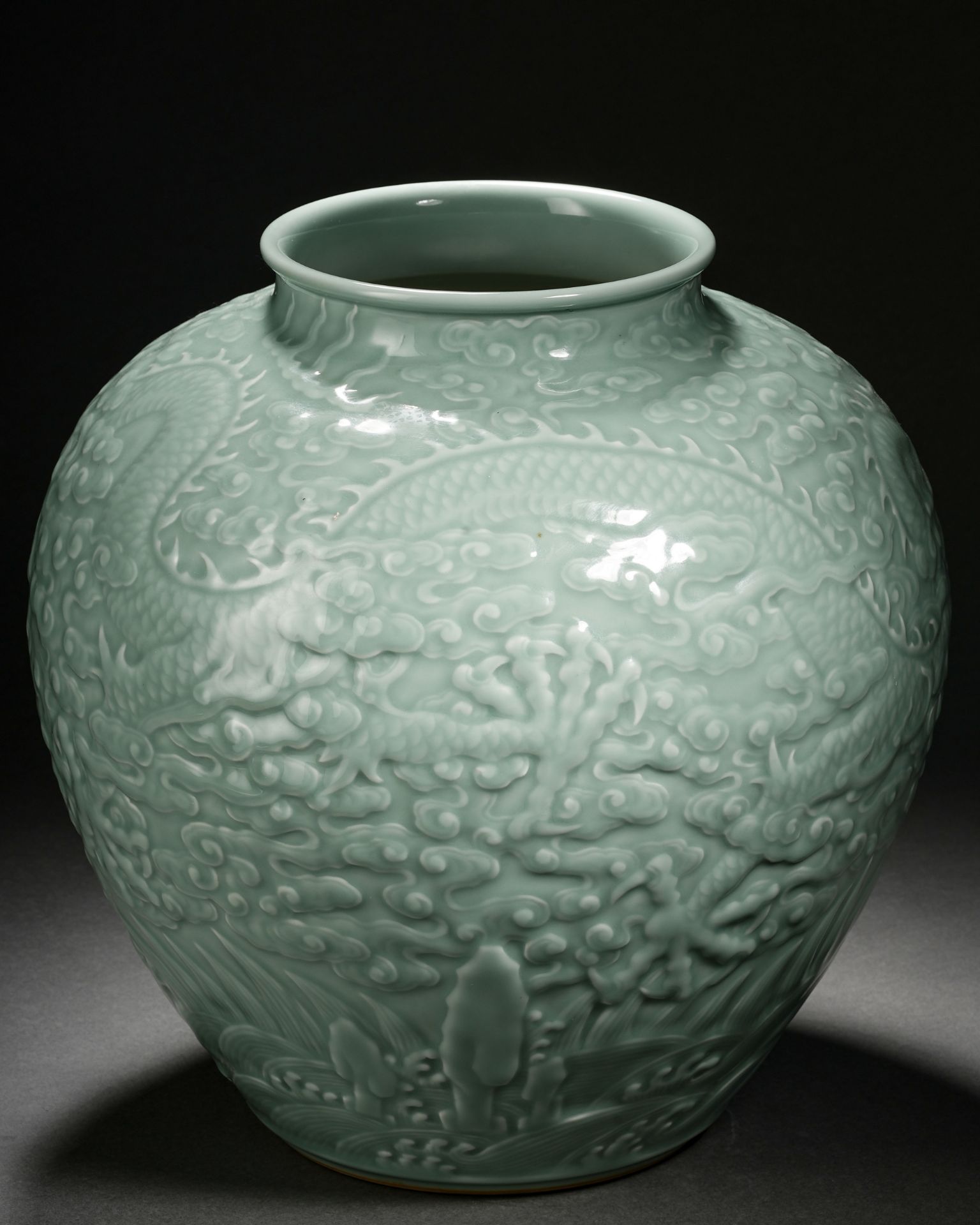 A Chinese Celadon Glaze Dragon Jar - Bild 6 aus 16