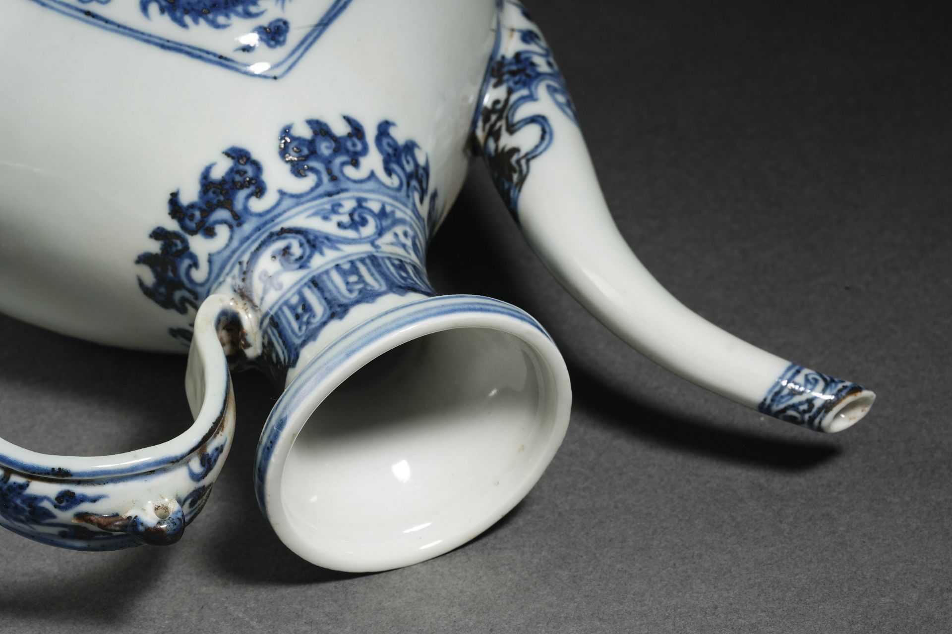 A Chinese Blue and White Dragon Ewer - Bild 11 aus 16