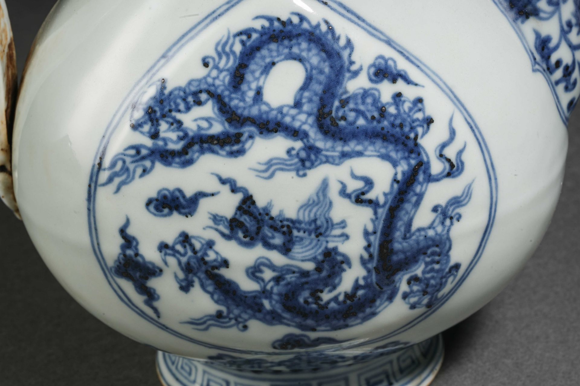 A Chinese Blue and White Dragon Ewer - Bild 9 aus 16