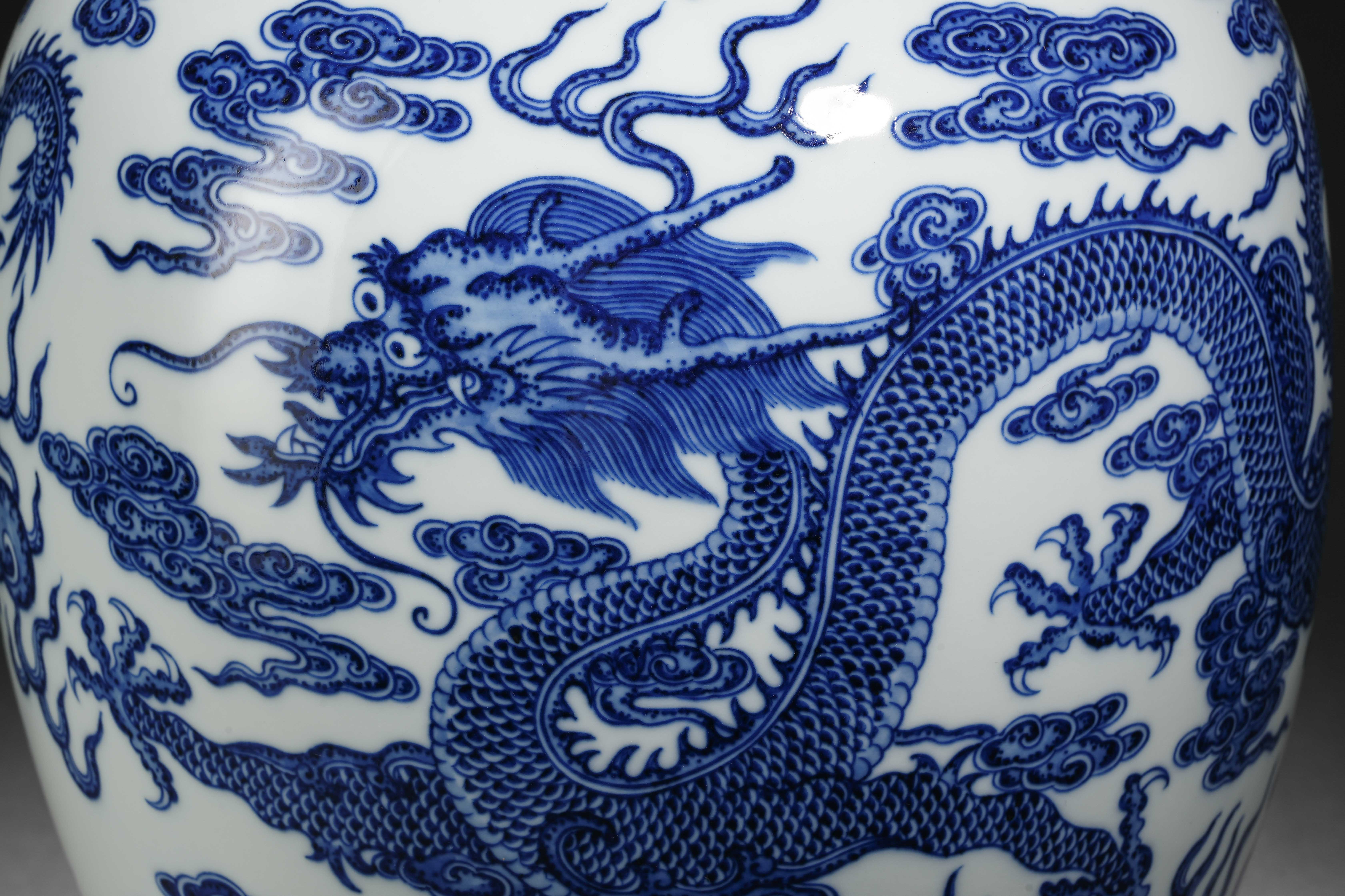 A Chinese Blue and White Dragons Vase - Image 4 of 16