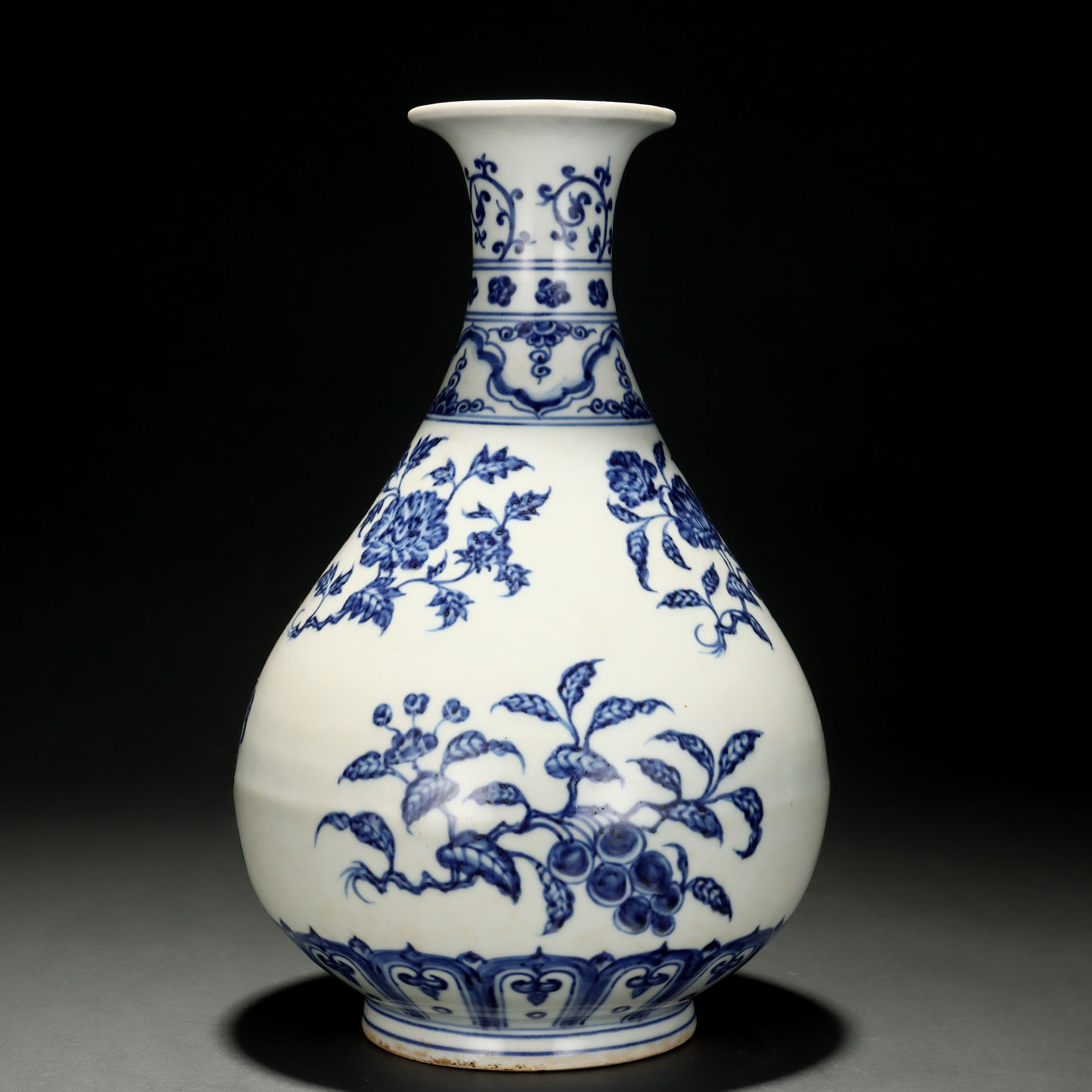 A Chinese Blue and White Vase Yuhuchunping - Image 2 of 9