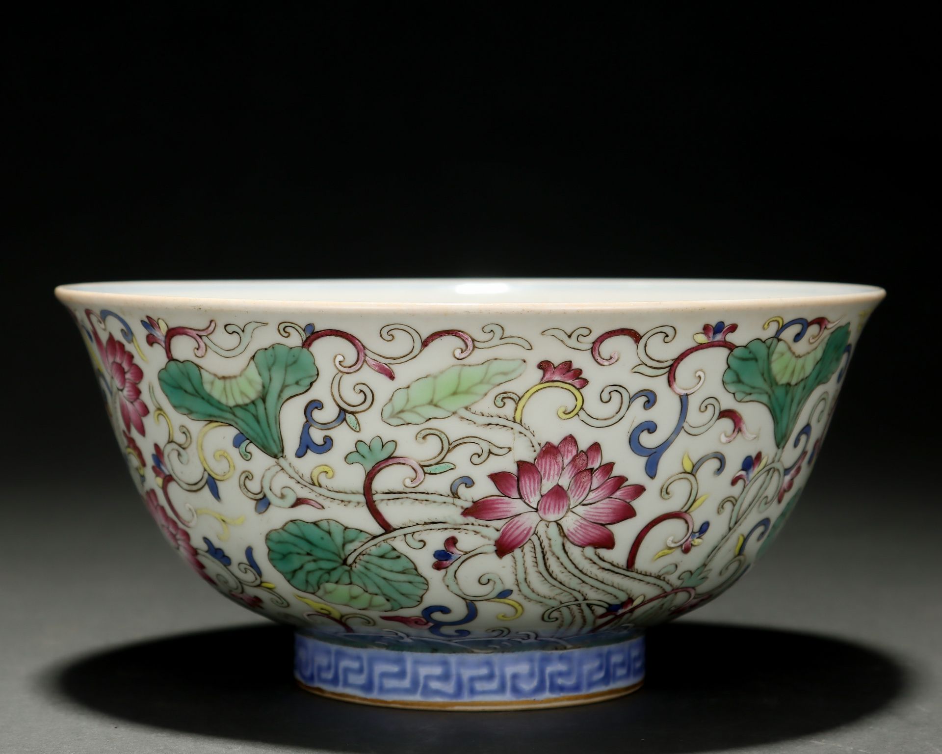 A Chinese Famille Rose Floral Scrolls Bowl - Bild 3 aus 9