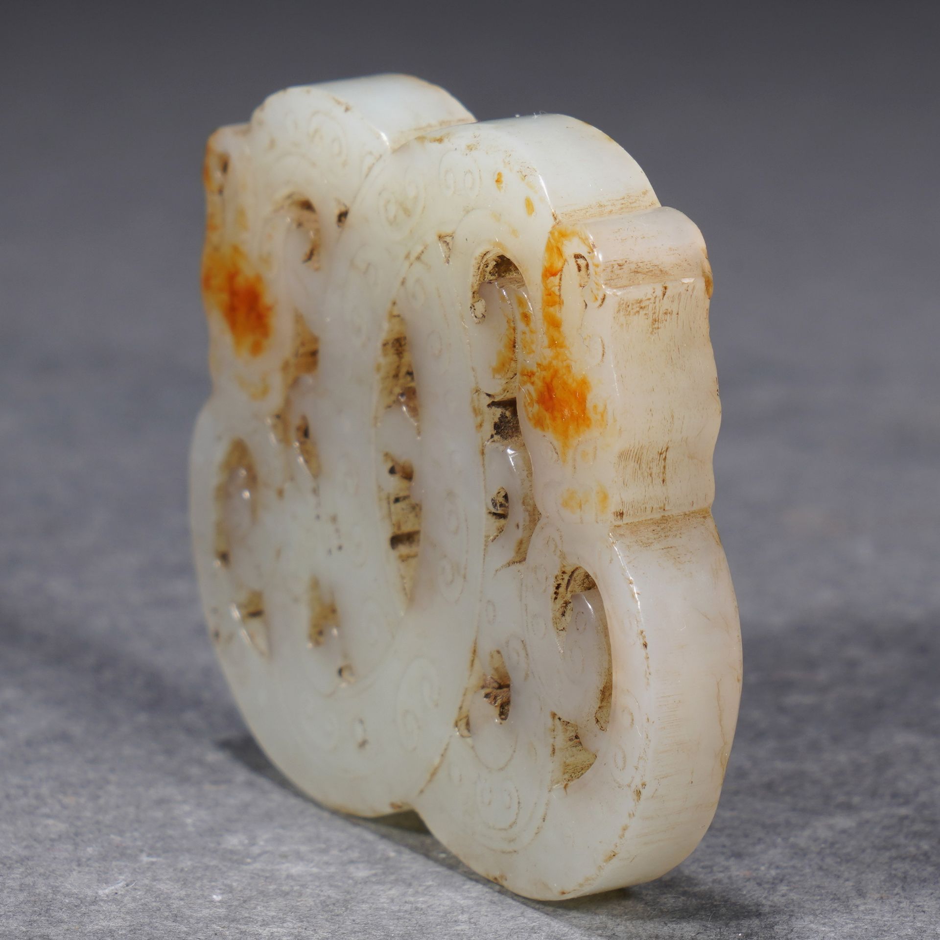 A Chinese Reticulated White Jade Interlocked Pendant - Image 4 of 10