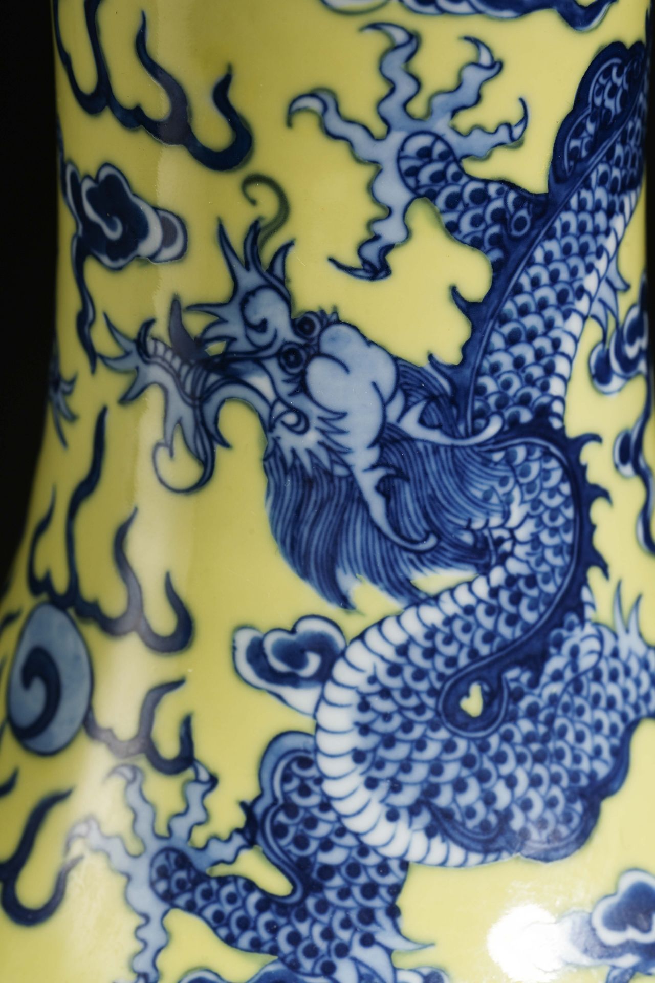 A Chinese Yellow Ground and Underglaze Blue Dragon Decorative Vase - Bild 4 aus 13