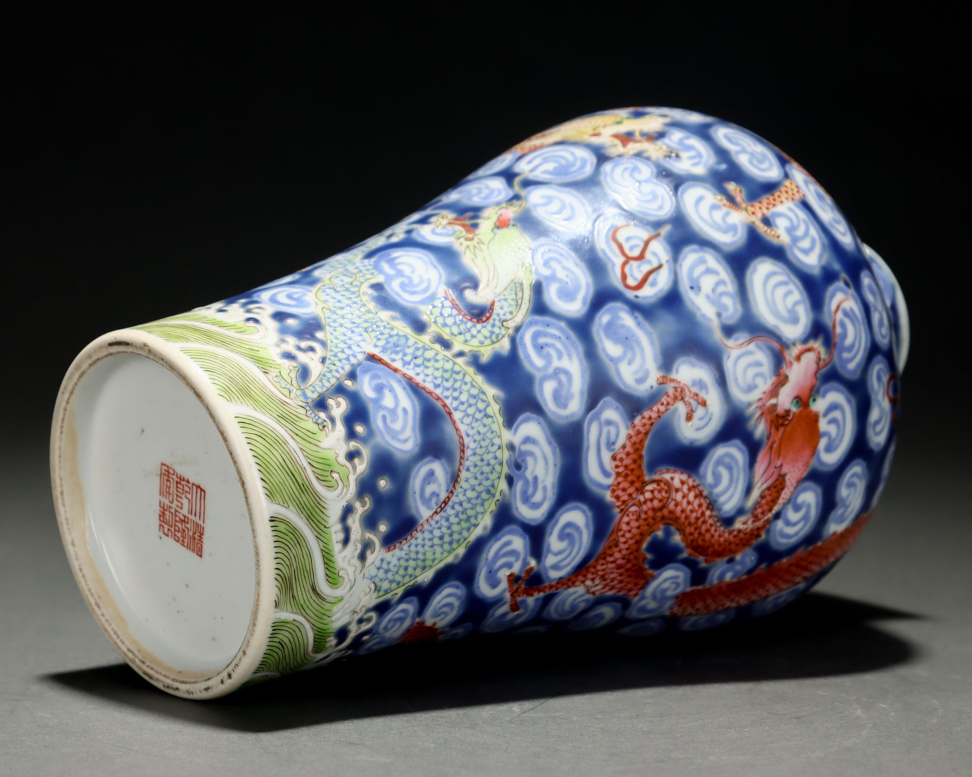 A Chinese Famille Rose Dragon Vase - Image 8 of 9