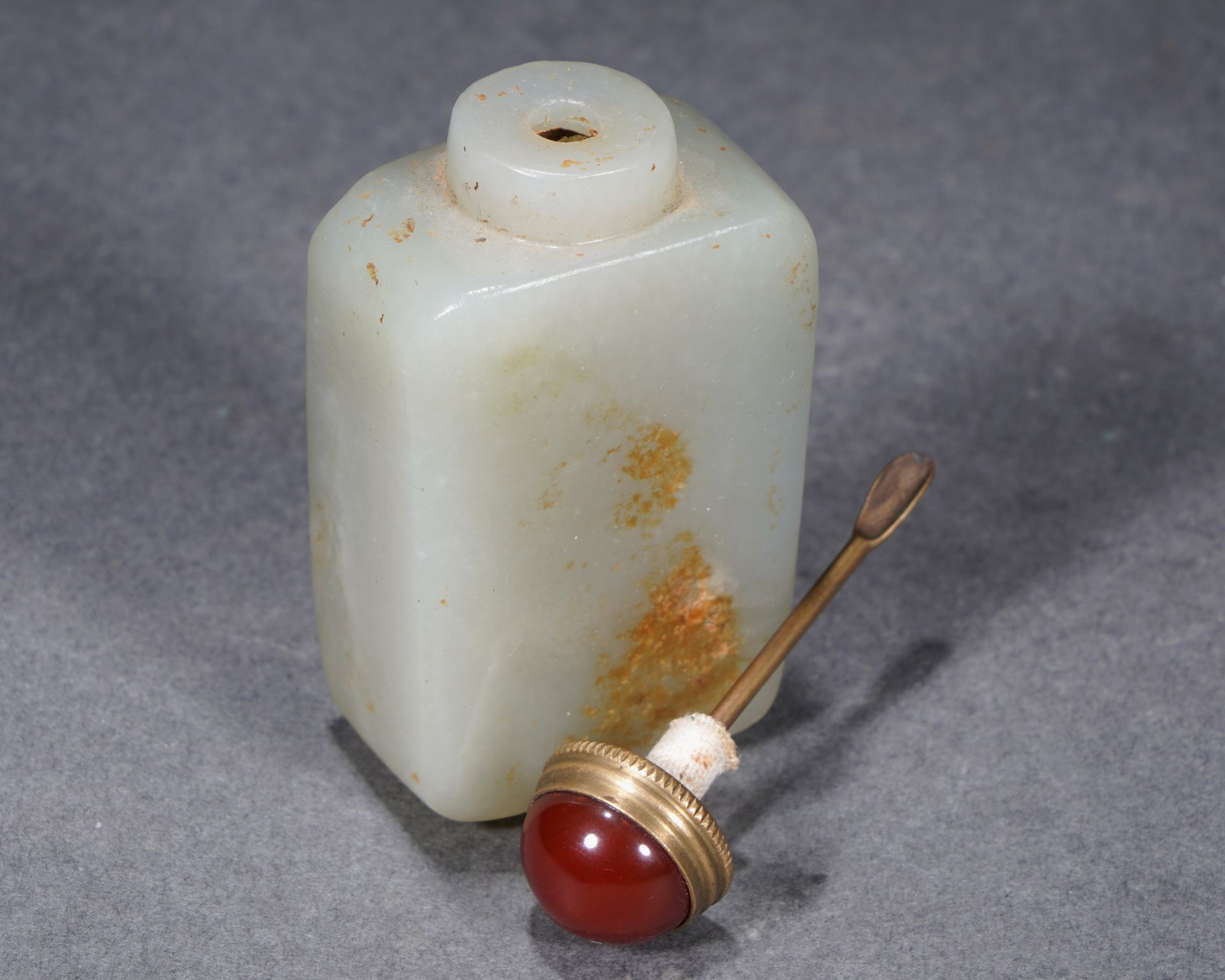 A Chinese Carved White Jade Snuff Bottle - Image 8 of 10