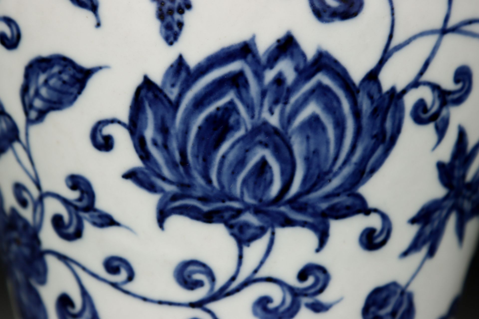 A Chinese Blue and White Peony Scrolls Vase Meiping - Image 5 of 9