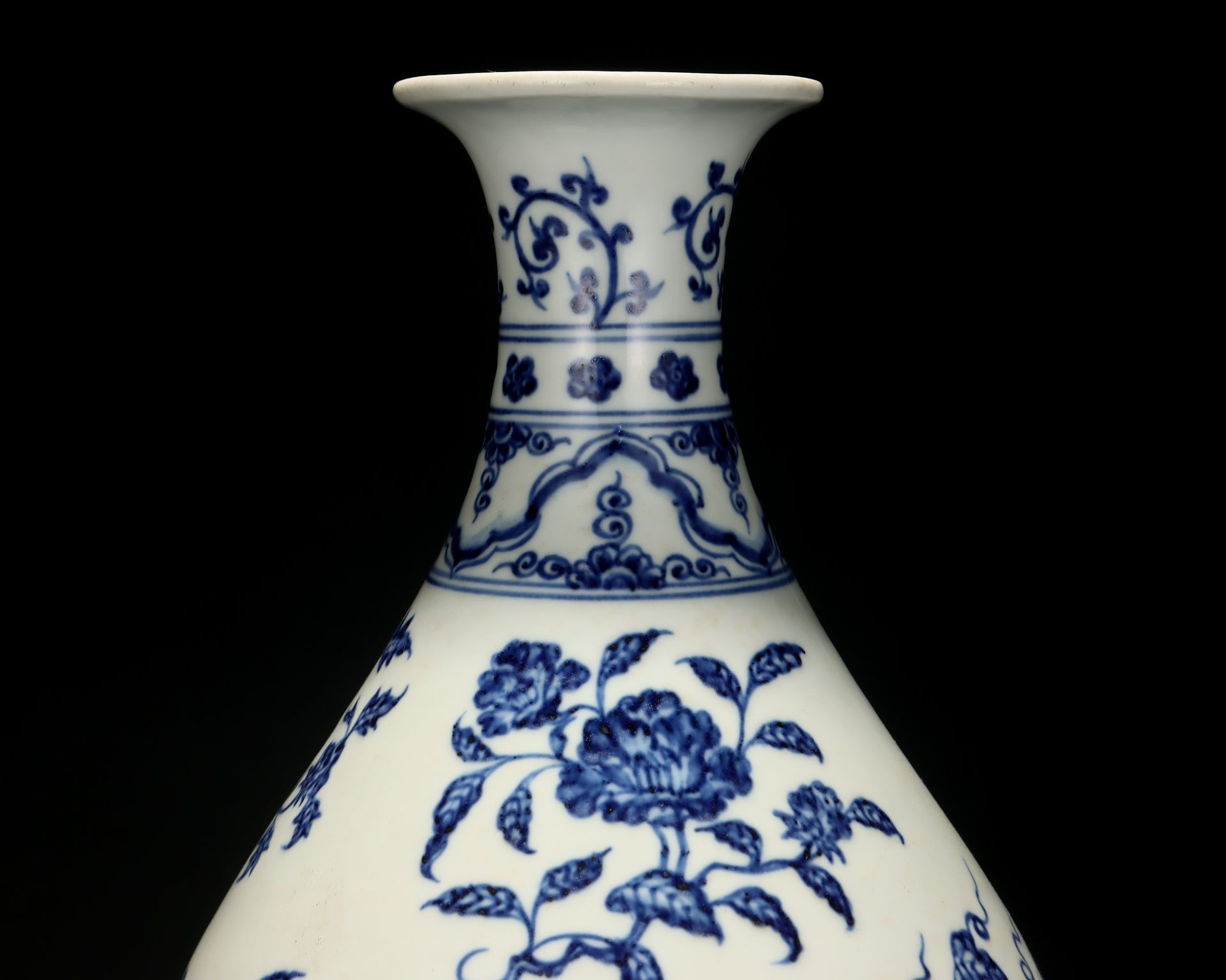 A Chinese Blue and White Vase Yuhuchunping - Image 5 of 9