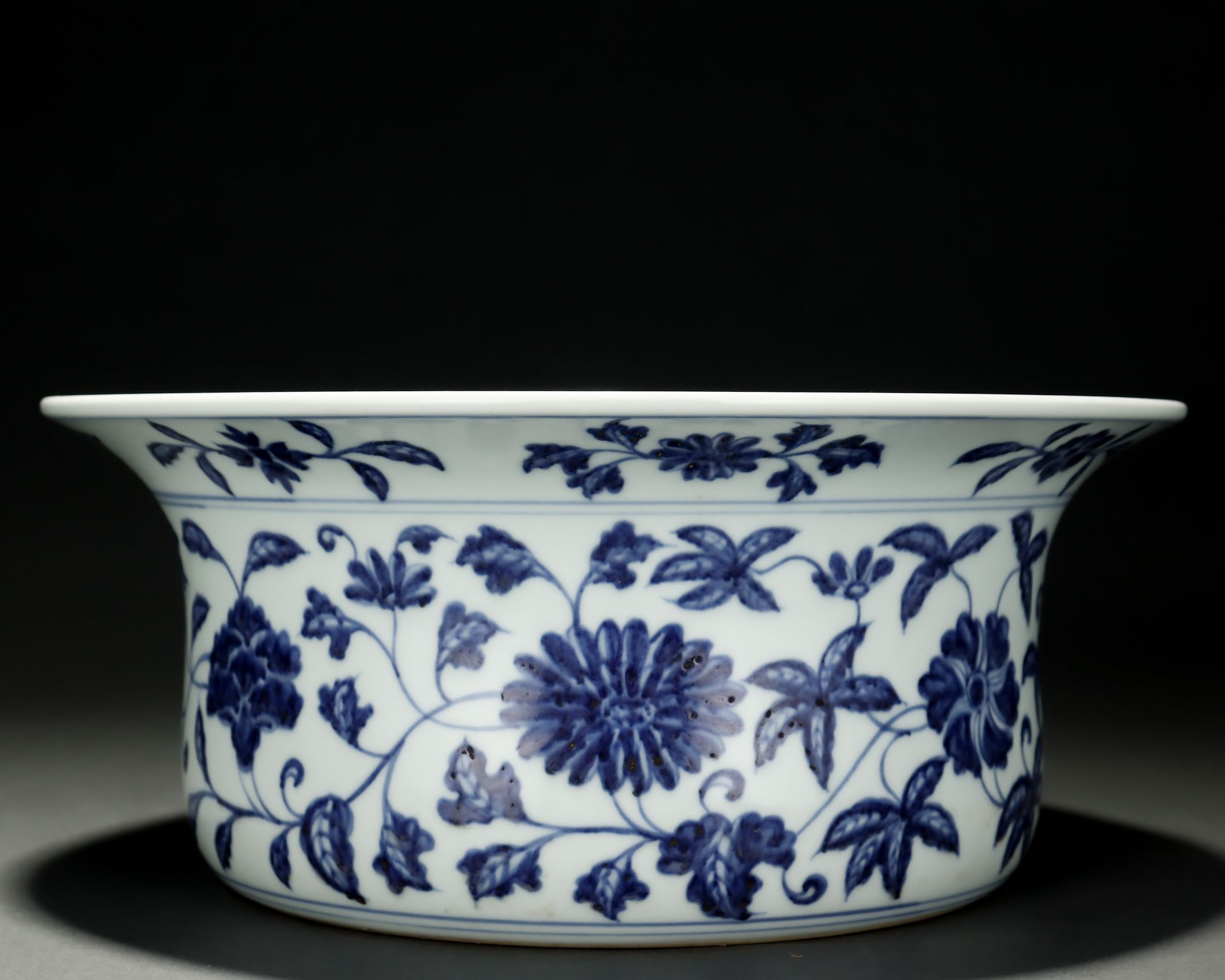 A Chinese Blue and White Floral Scrolls Basin - Image 4 of 9