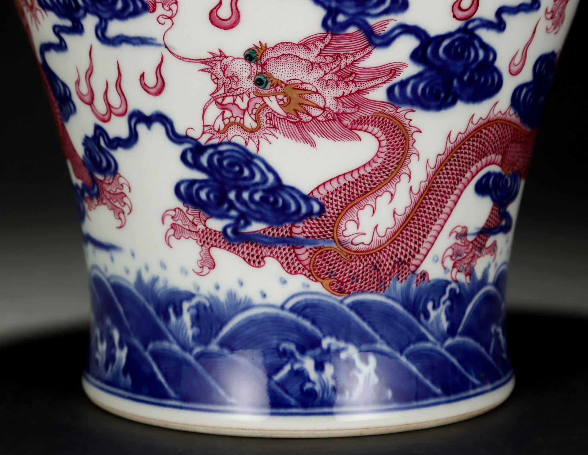 A Chinese Underglaze Blue and Pink Enamel Dragon Vase Meiping - Bild 6 aus 9