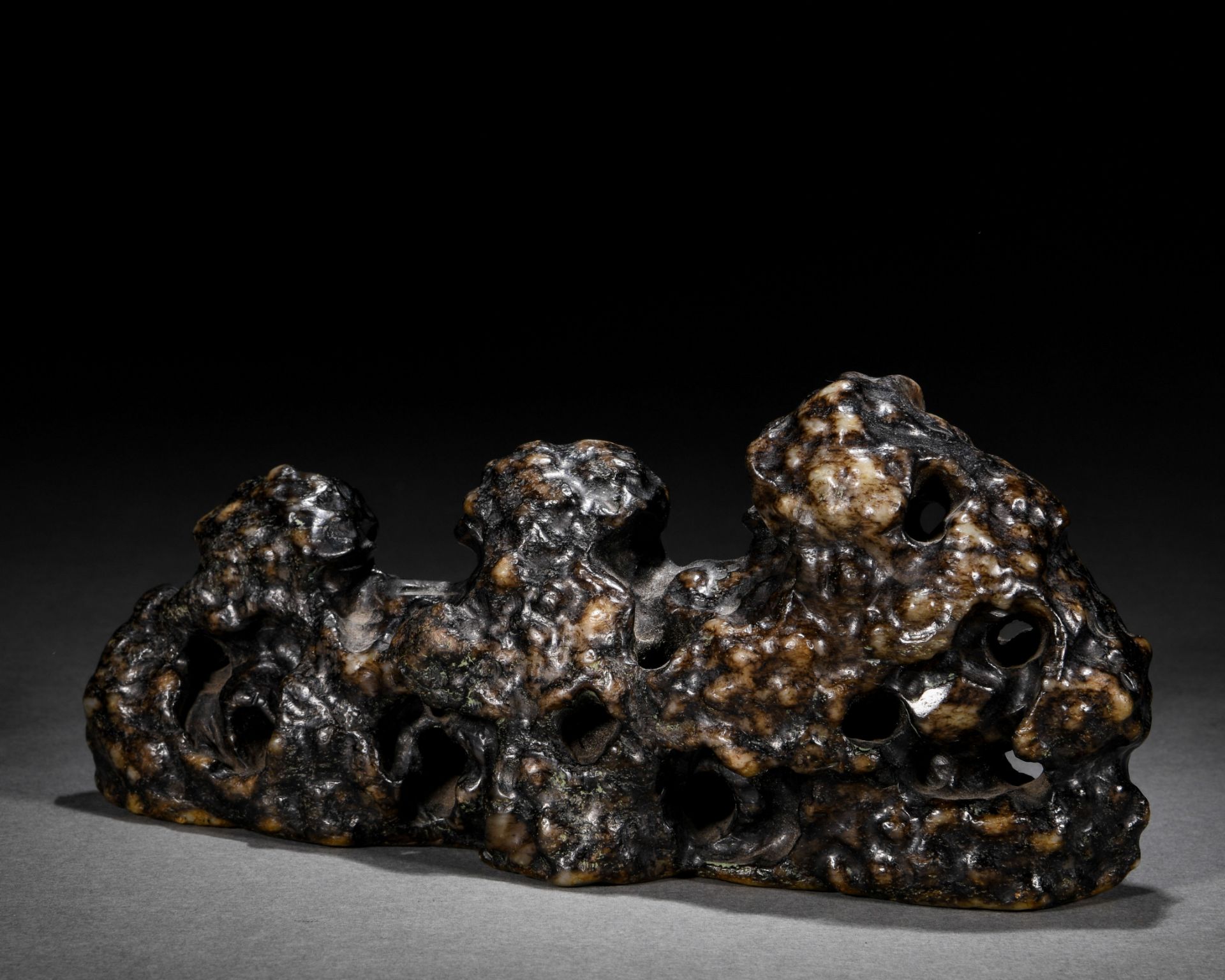 A Chinese Carved Jade Brush-rest - Image 2 of 8