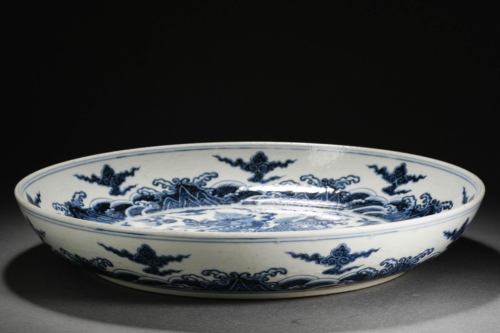 A Chinese Blue and White Dragon Dish - Bild 9 aus 17