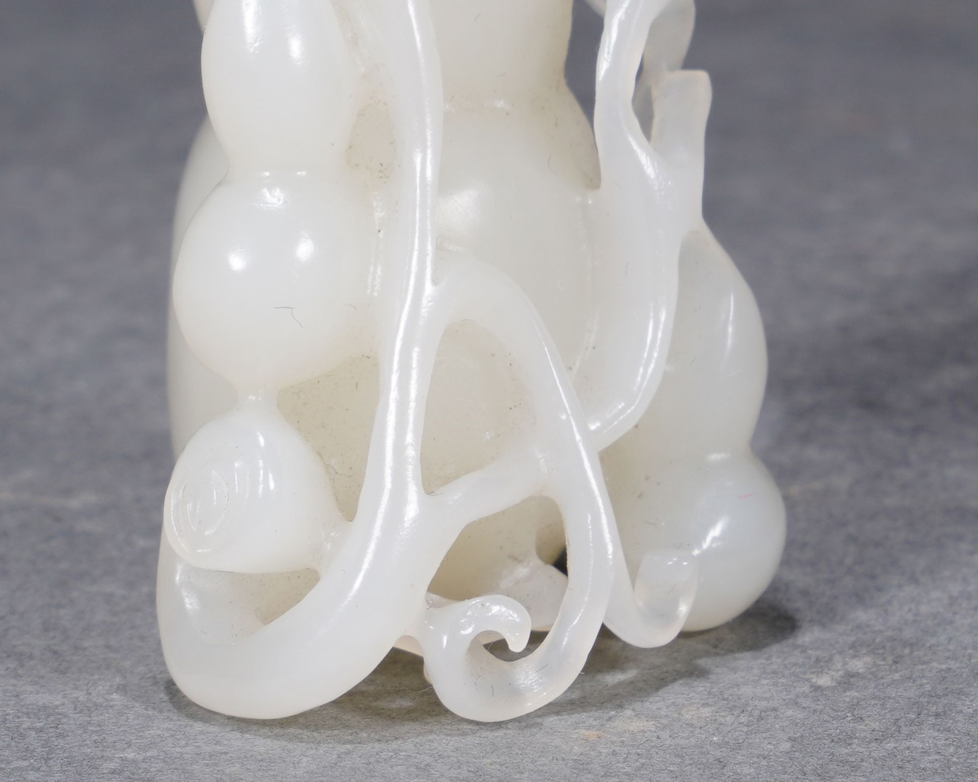 A Chinese Carved White Jade Double Gourds Snuff Bottle - Image 7 of 10