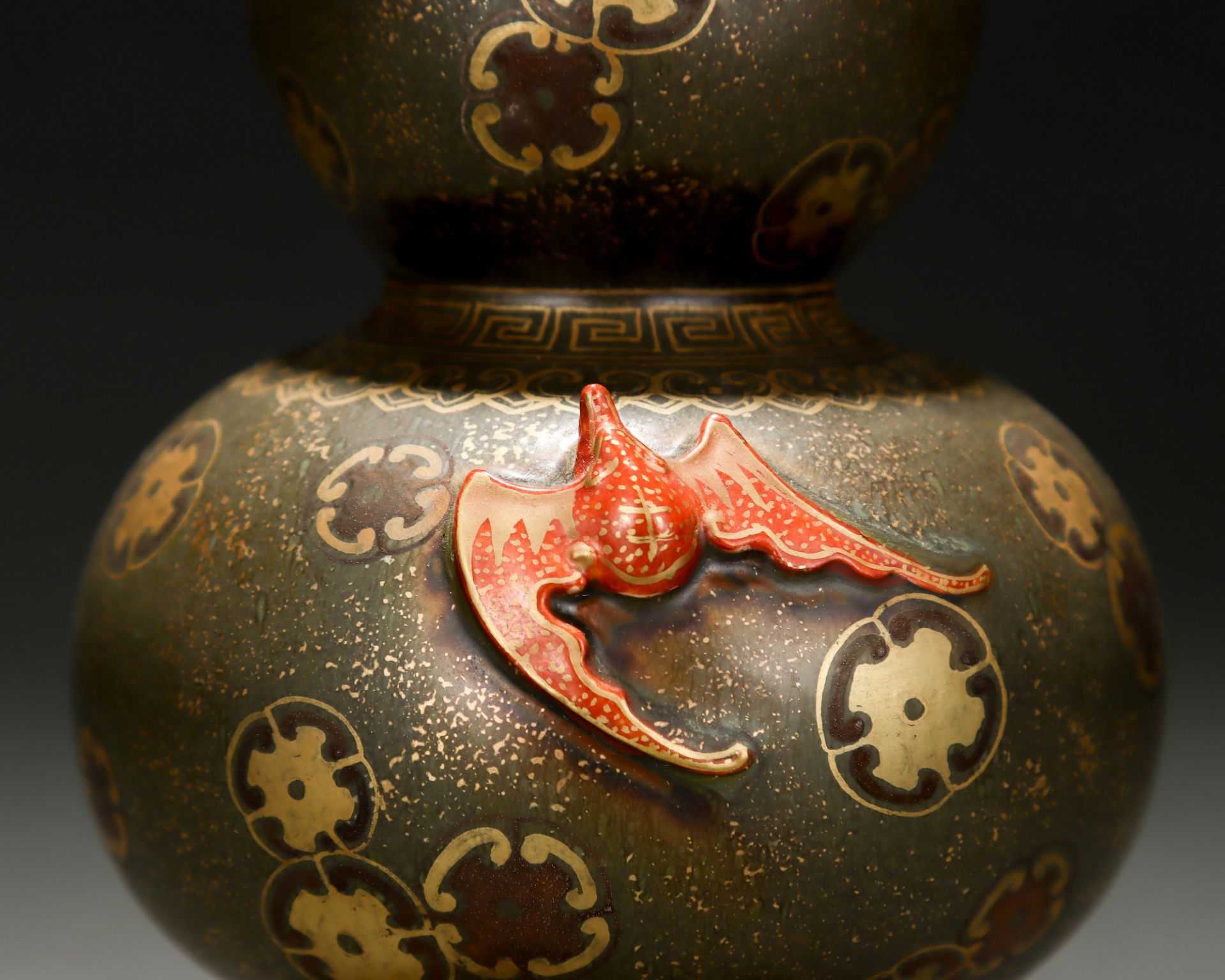 A Chinese Teadust Glaze and Gilt Double Gourds Vase - Bild 6 aus 9