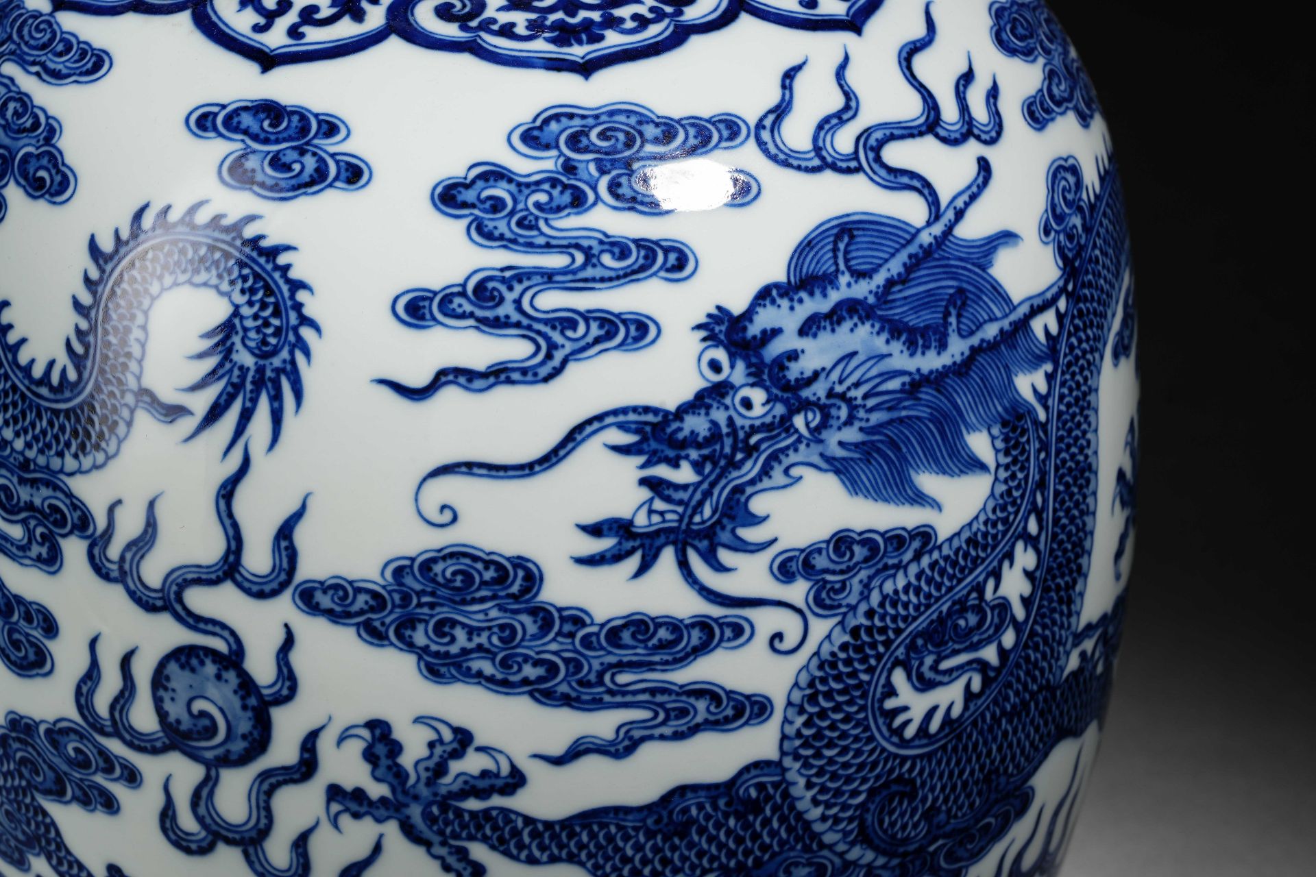 A Chinese Blue and White Dragons Vase - Image 3 of 16