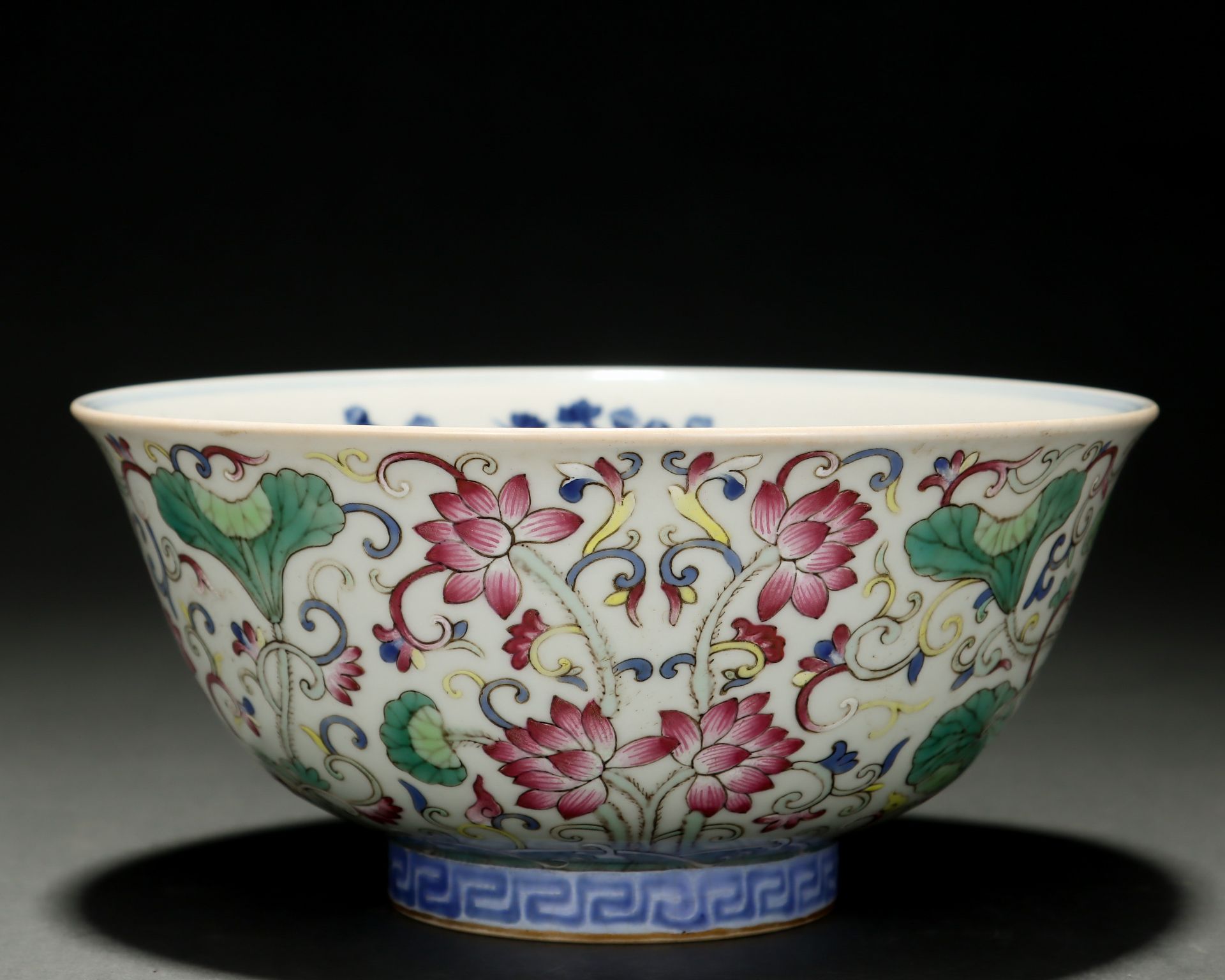 A Chinese Famille Rose Floral Scrolls Bowl - Bild 4 aus 9