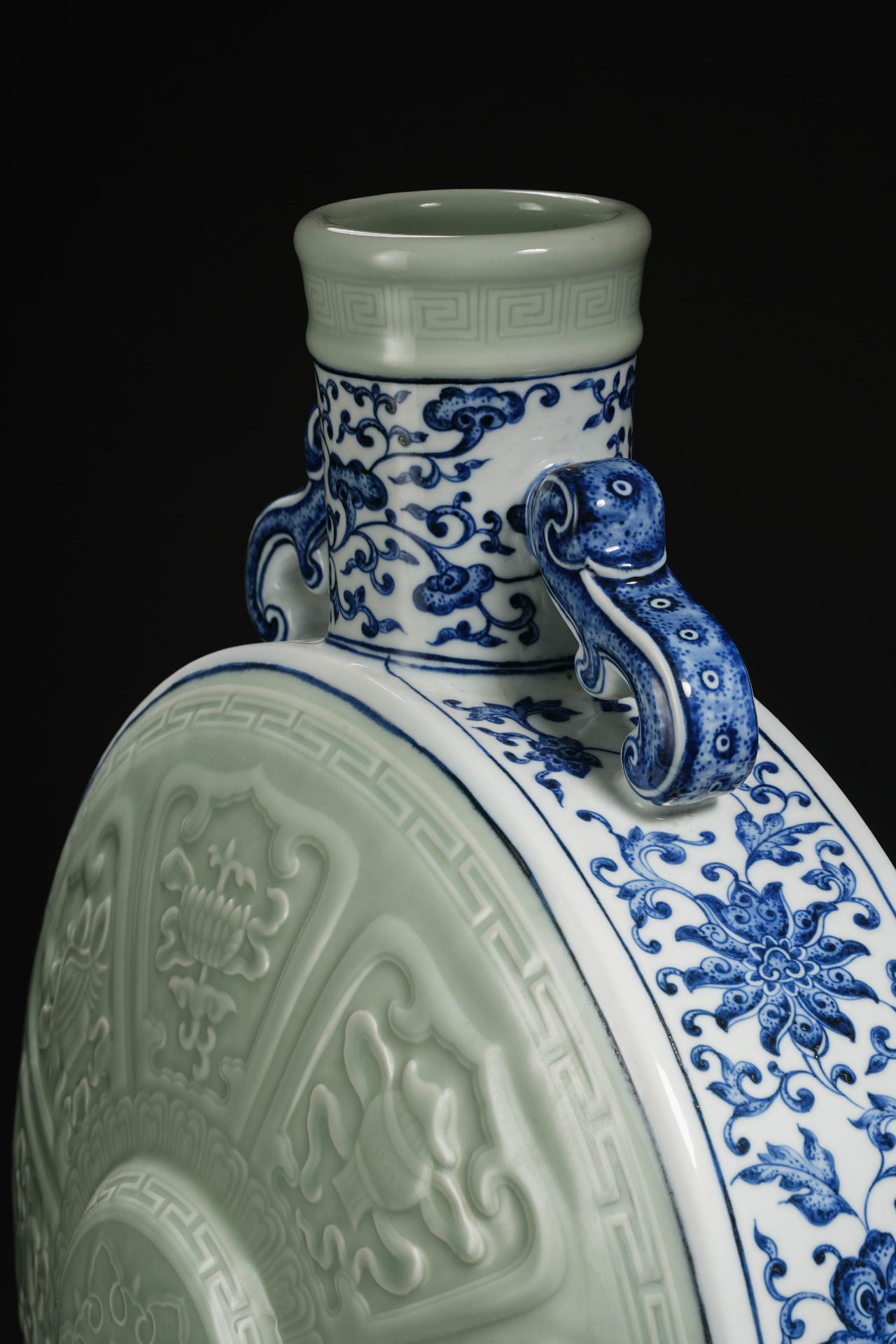 A Chinese Underglaze Blue and Celadon Glaze Moon Flask Vase - Bild 7 aus 14