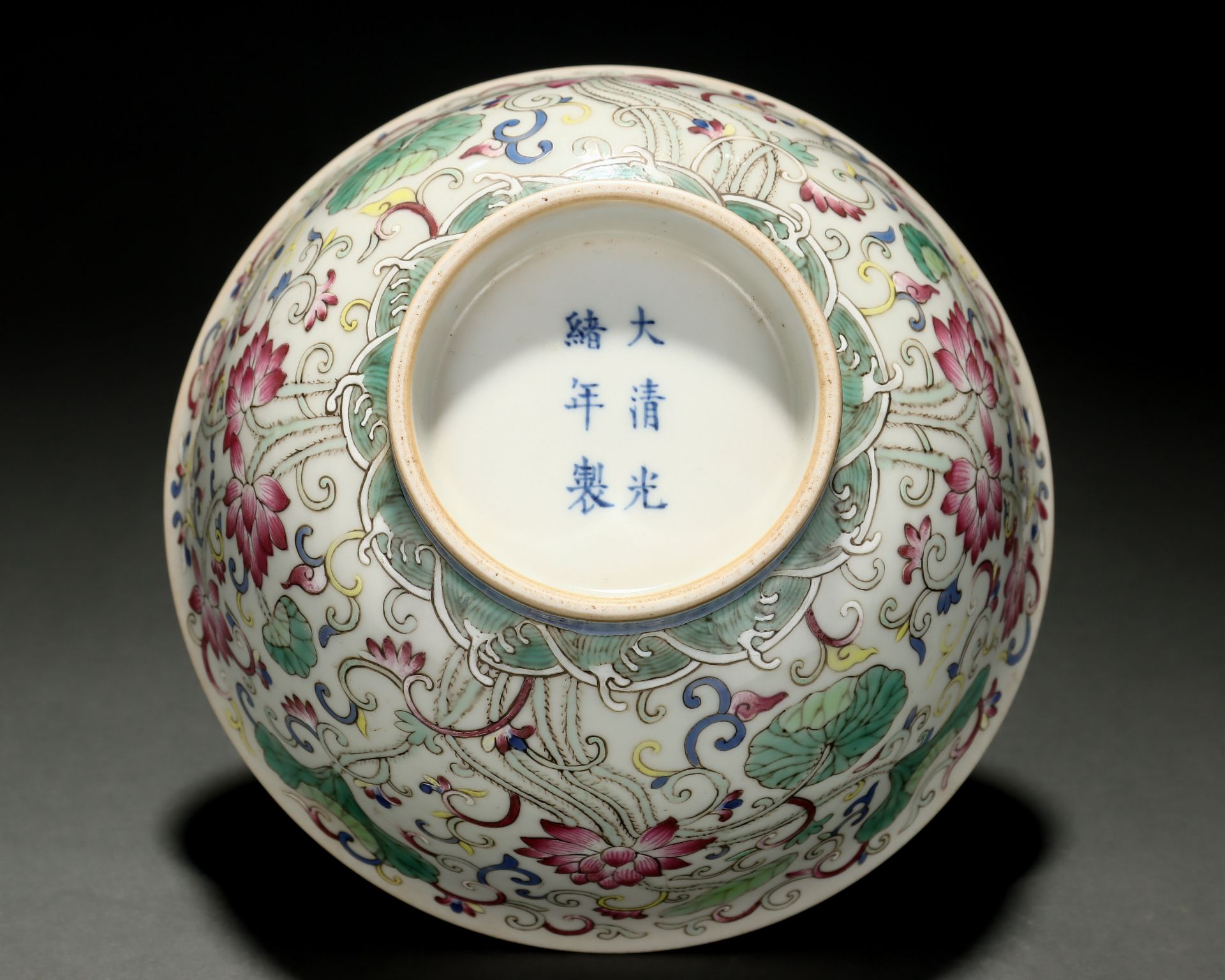 A Chinese Famille Rose Floral Scrolls Bowl - Bild 8 aus 9