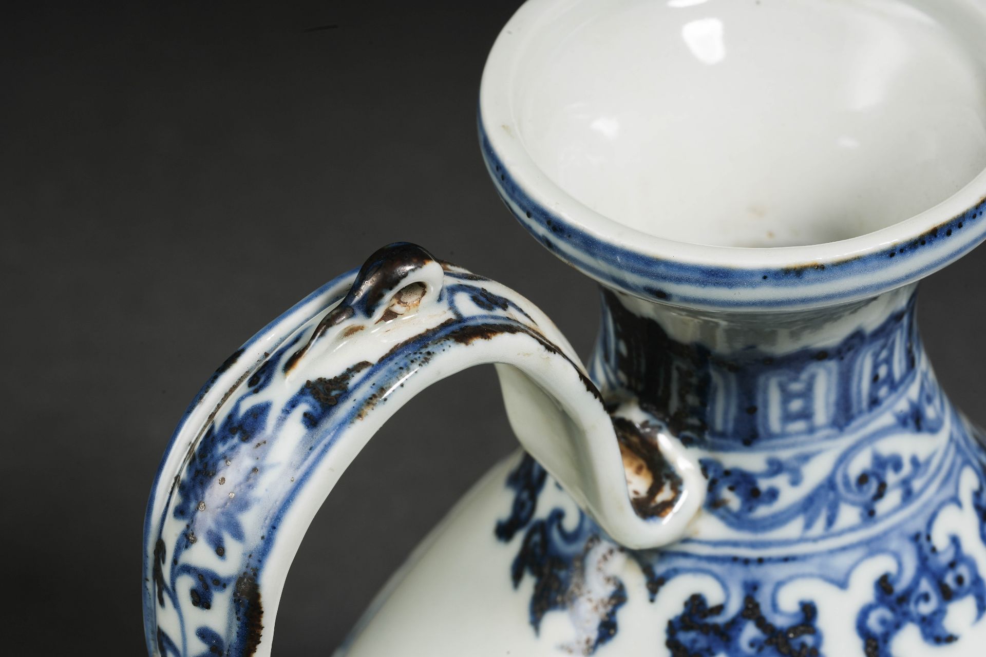 A Chinese Blue and White Dragon Ewer - Bild 10 aus 16