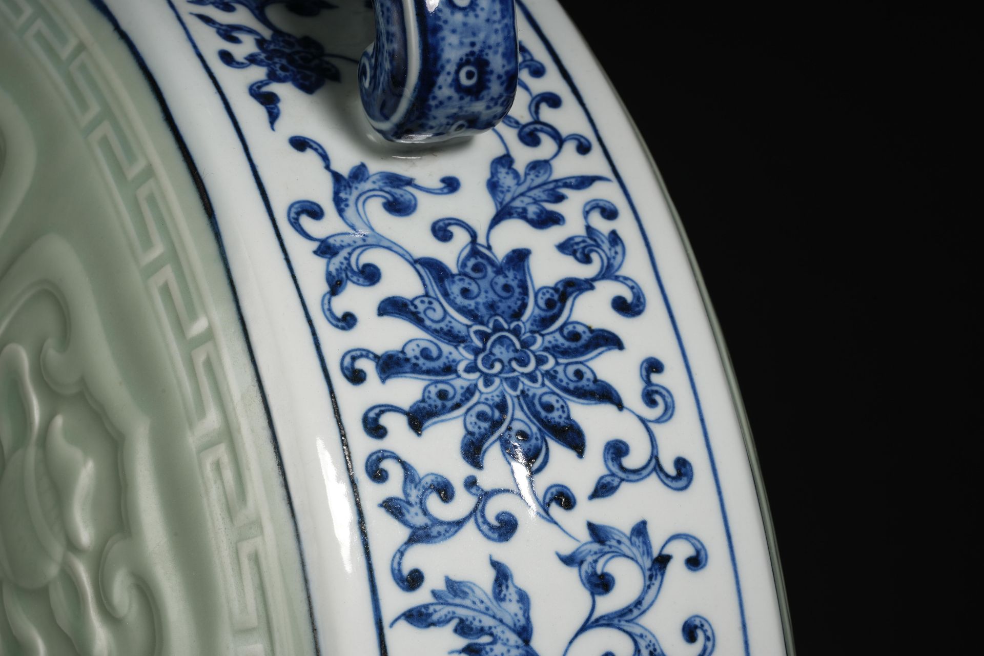 A Chinese Underglaze Blue and Celadon Glaze Moon Flask Vase - Bild 8 aus 14