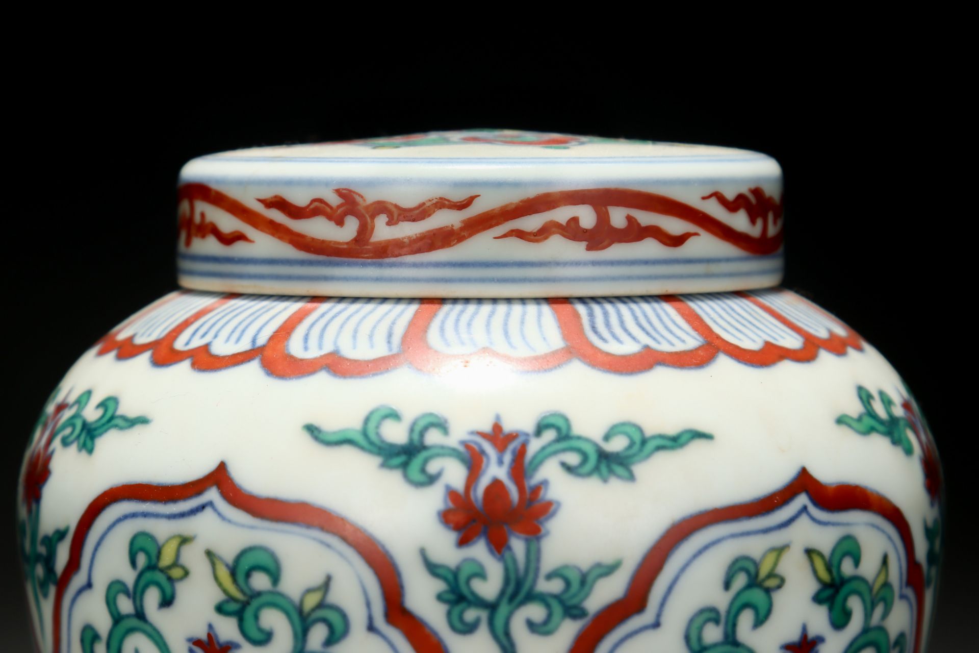 A Chinese Doucai Glaze Floral Jar - Image 4 of 9