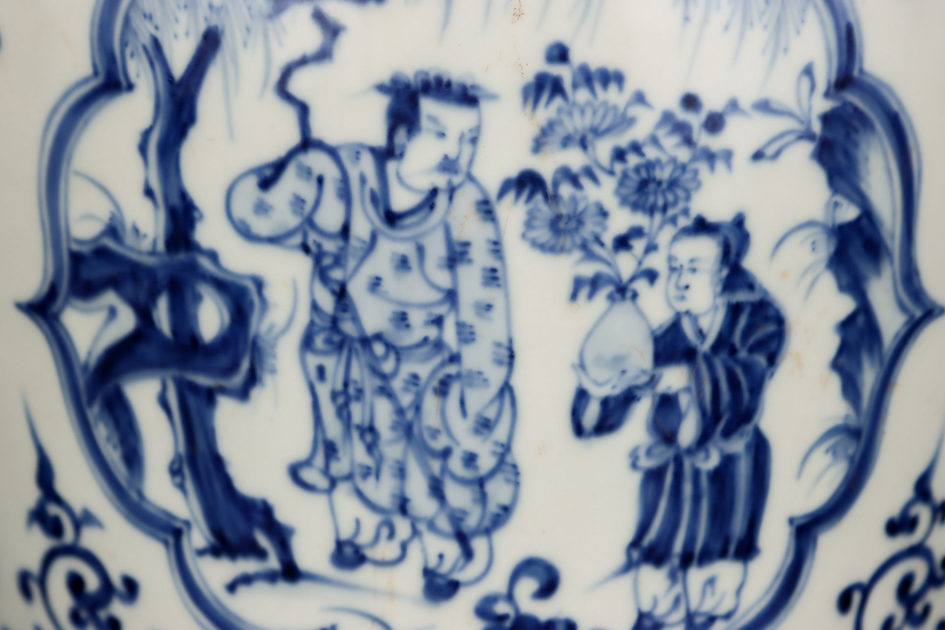 A Chinese Blue and White Figural Story Vase Meiping - Bild 6 aus 9