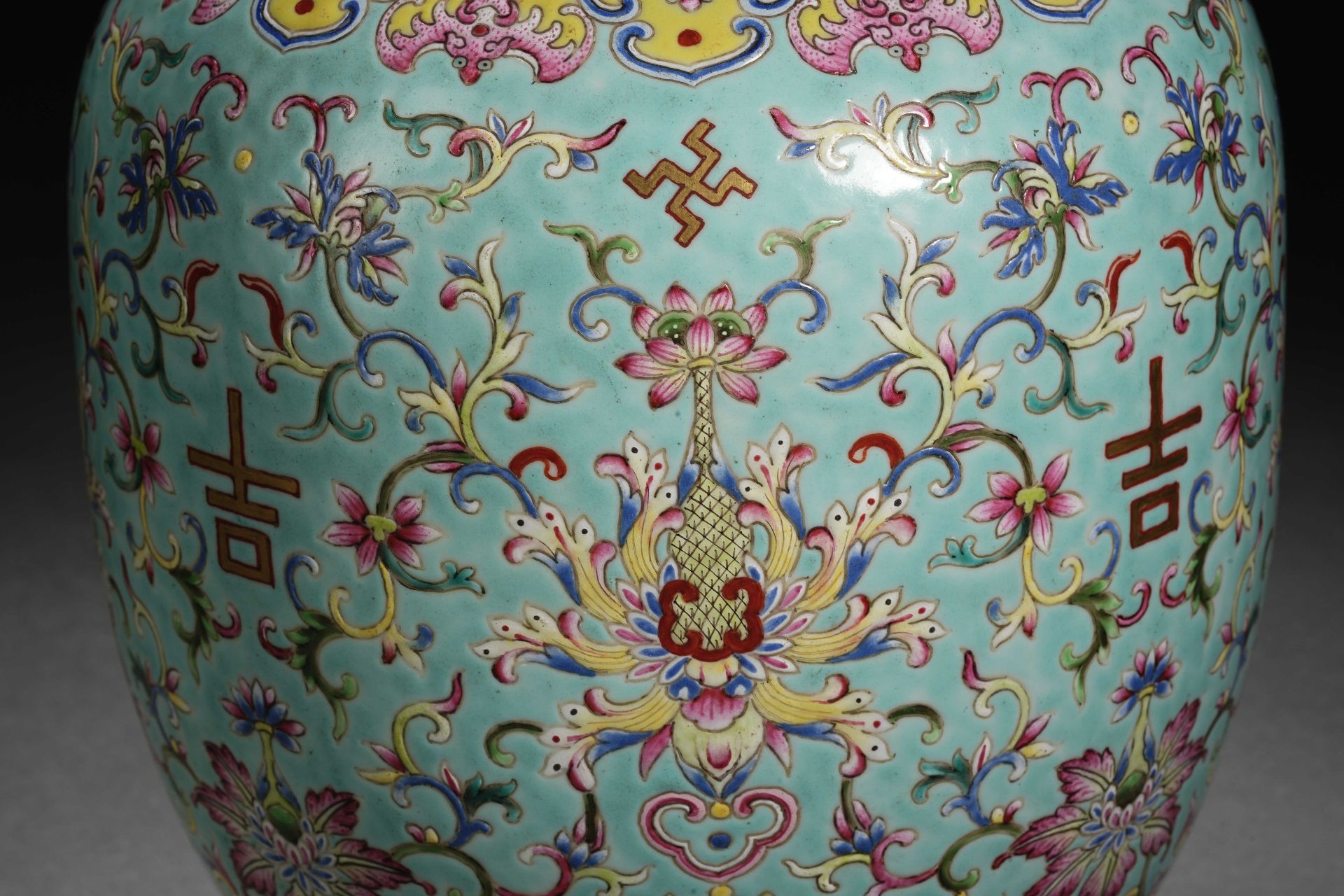 A Chinese Turquoise Ground and Famille Rose Vase - Bild 4 aus 13