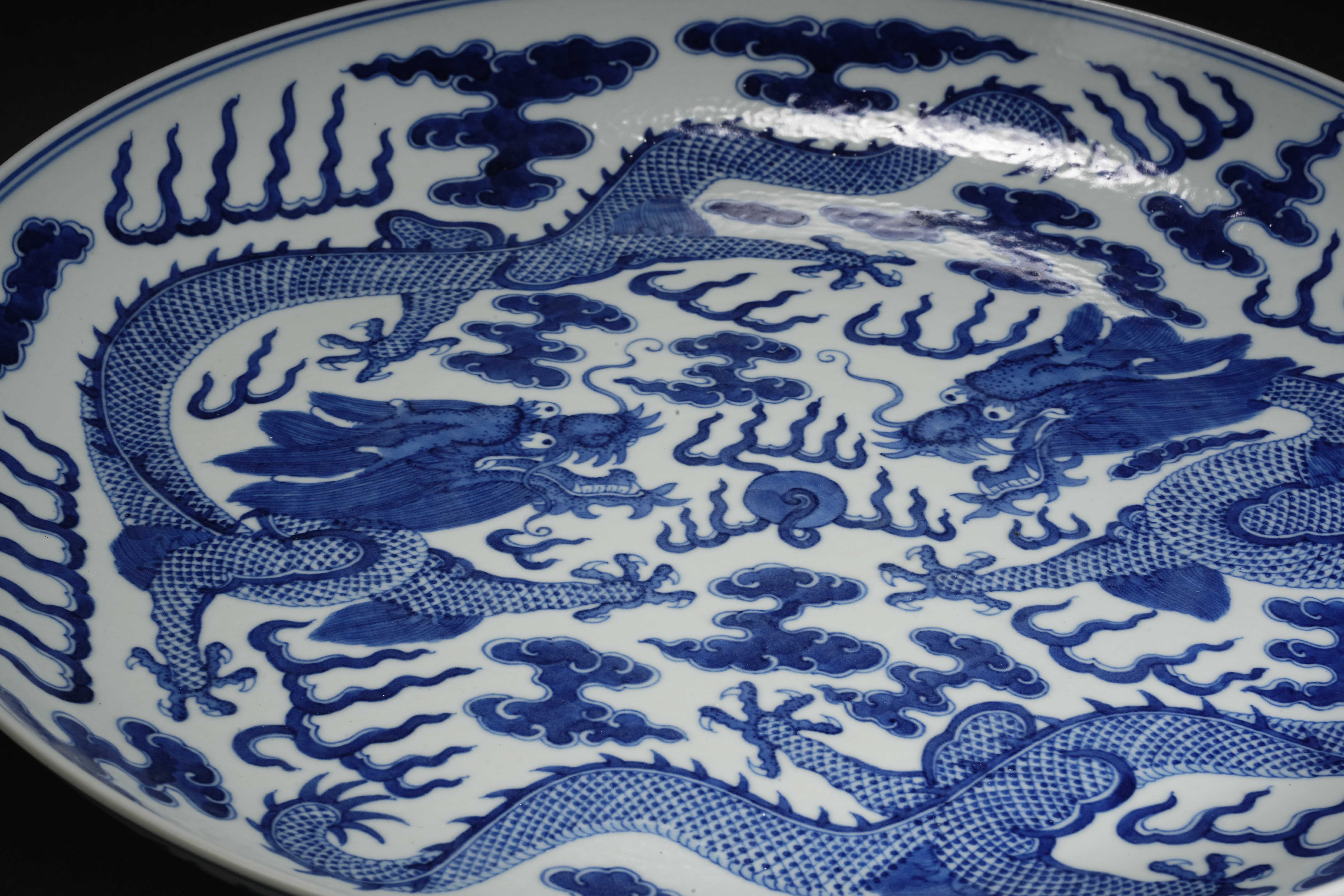 A Chinese Blue and White Double Dragons Plate - Image 3 of 16