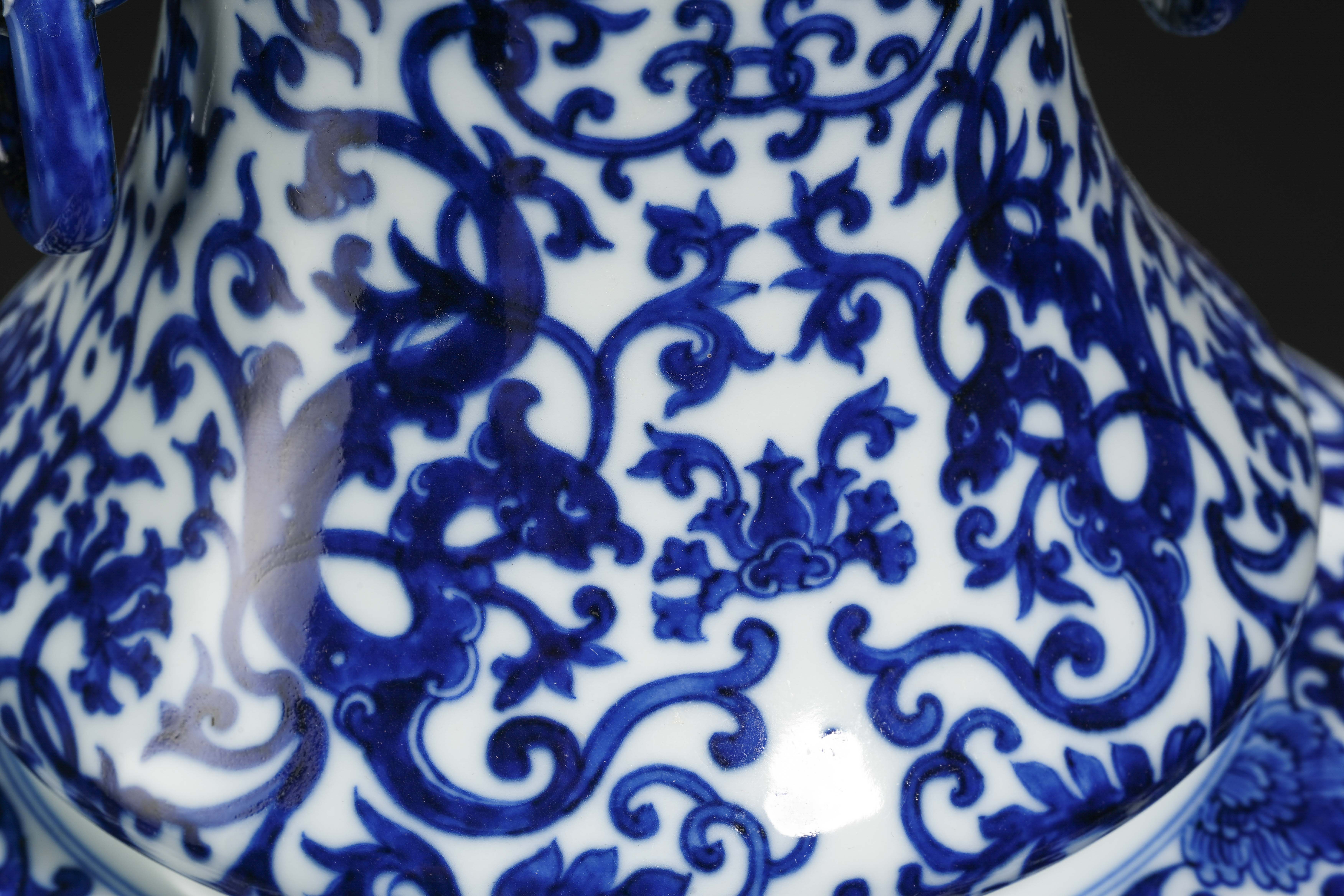 A Chinese Blue and White Dragons Vase - Image 10 of 16