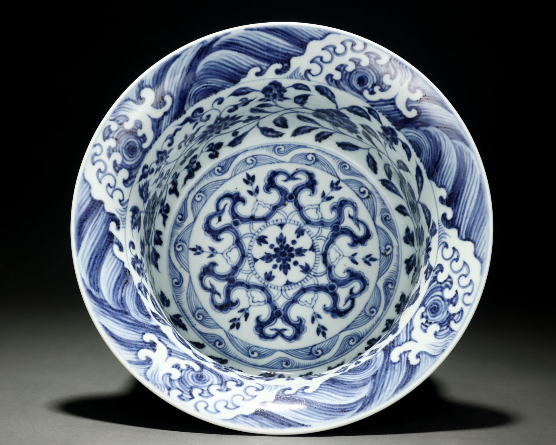 A Chinese Blue and White Floral Scrolls Basin - Image 6 of 9